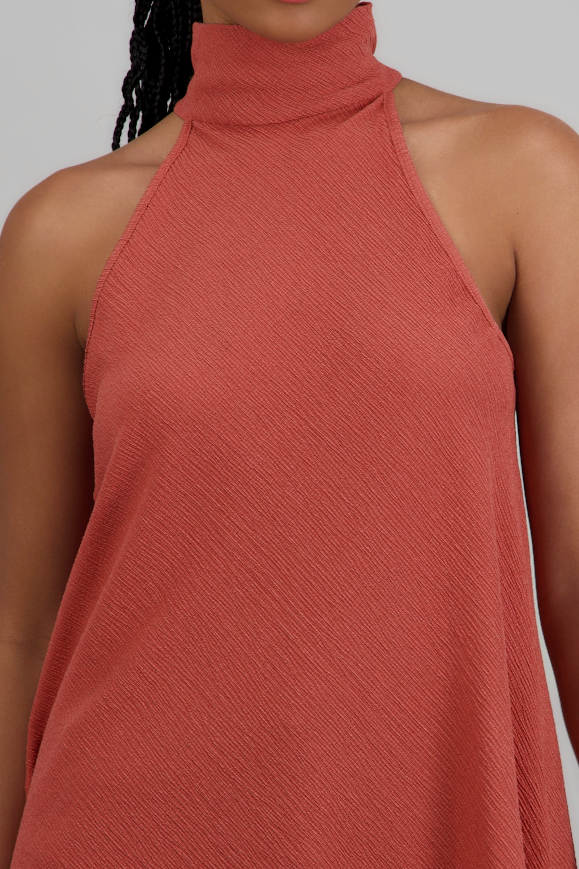 Top asimétrico cuello alto textura MALVA