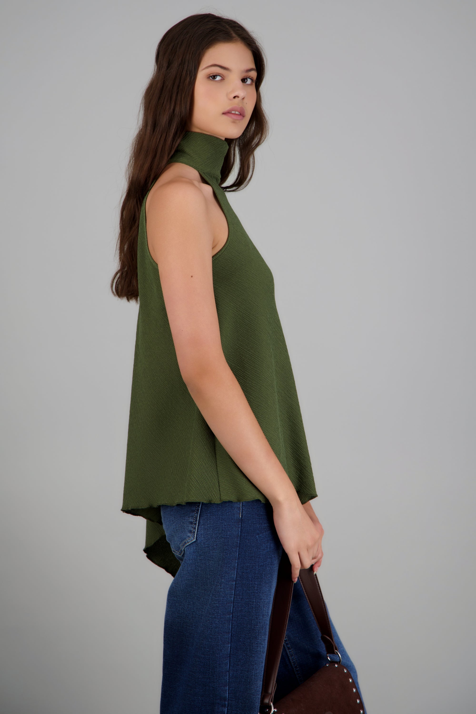 Top asimétrico cuello alto textura OLIVO