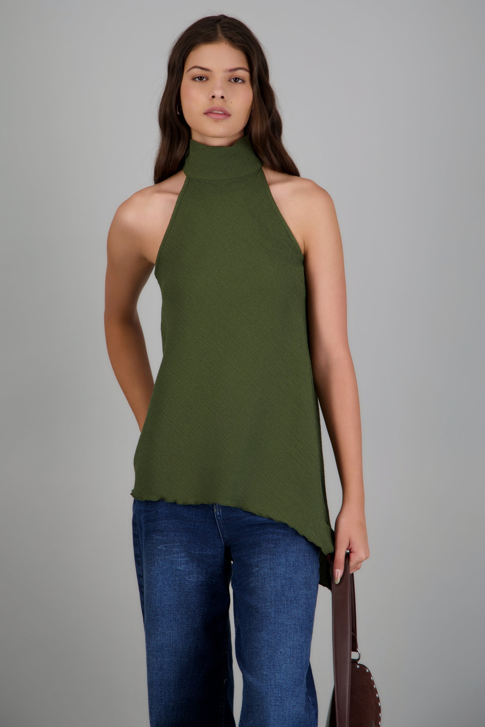 Top asimétrico cuello alto textura OLIVO