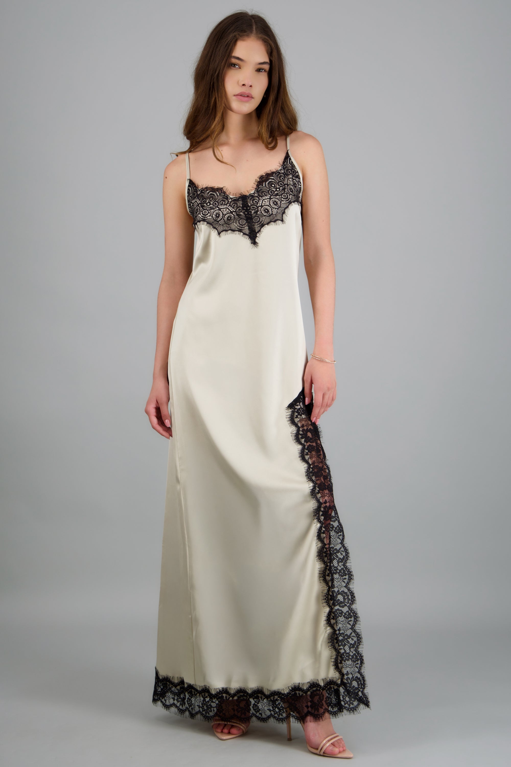 Vestido maxi satin detalle encaje HUESO COMBO