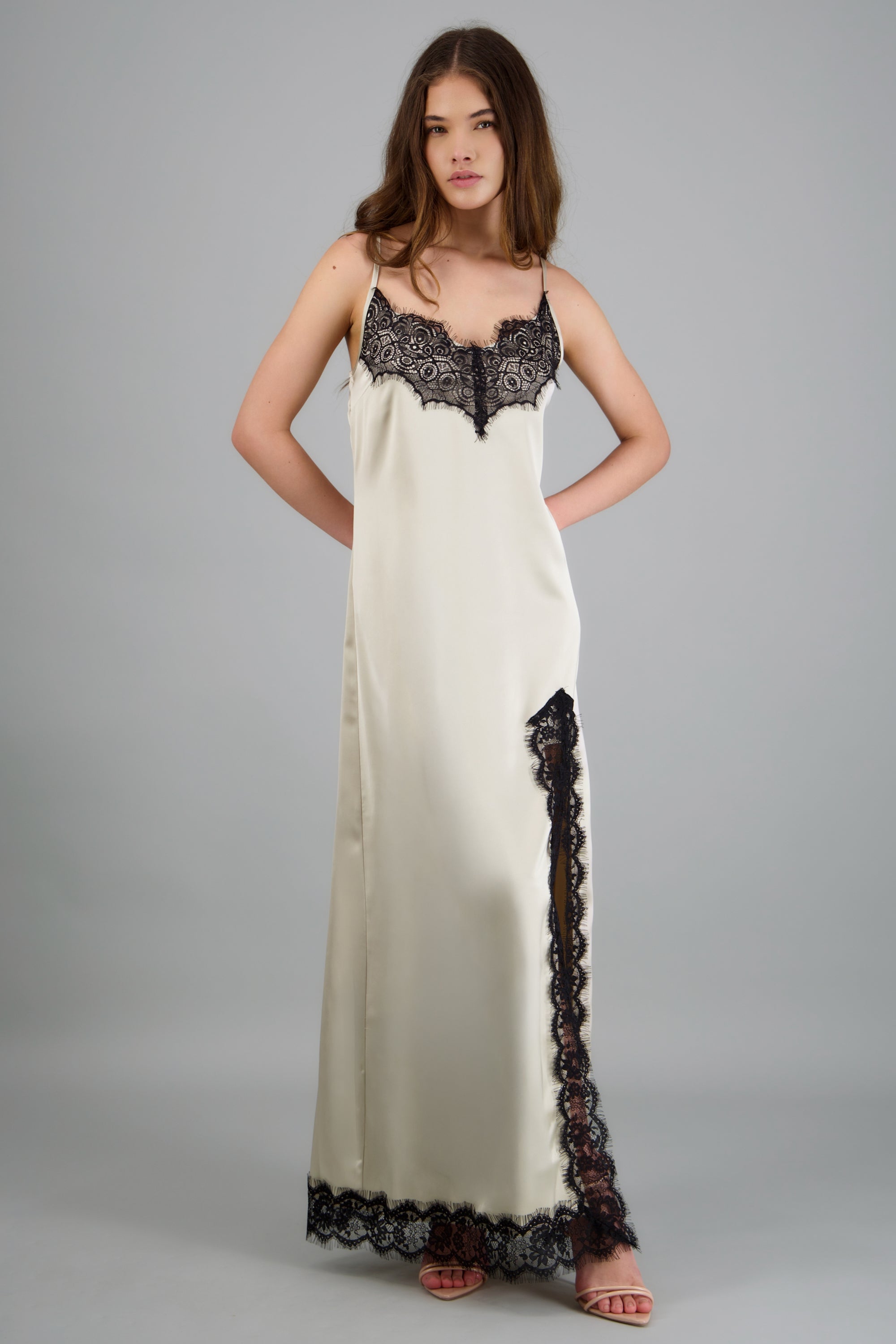 Vestido maxi satin detalle encaje HUESO COMBO
