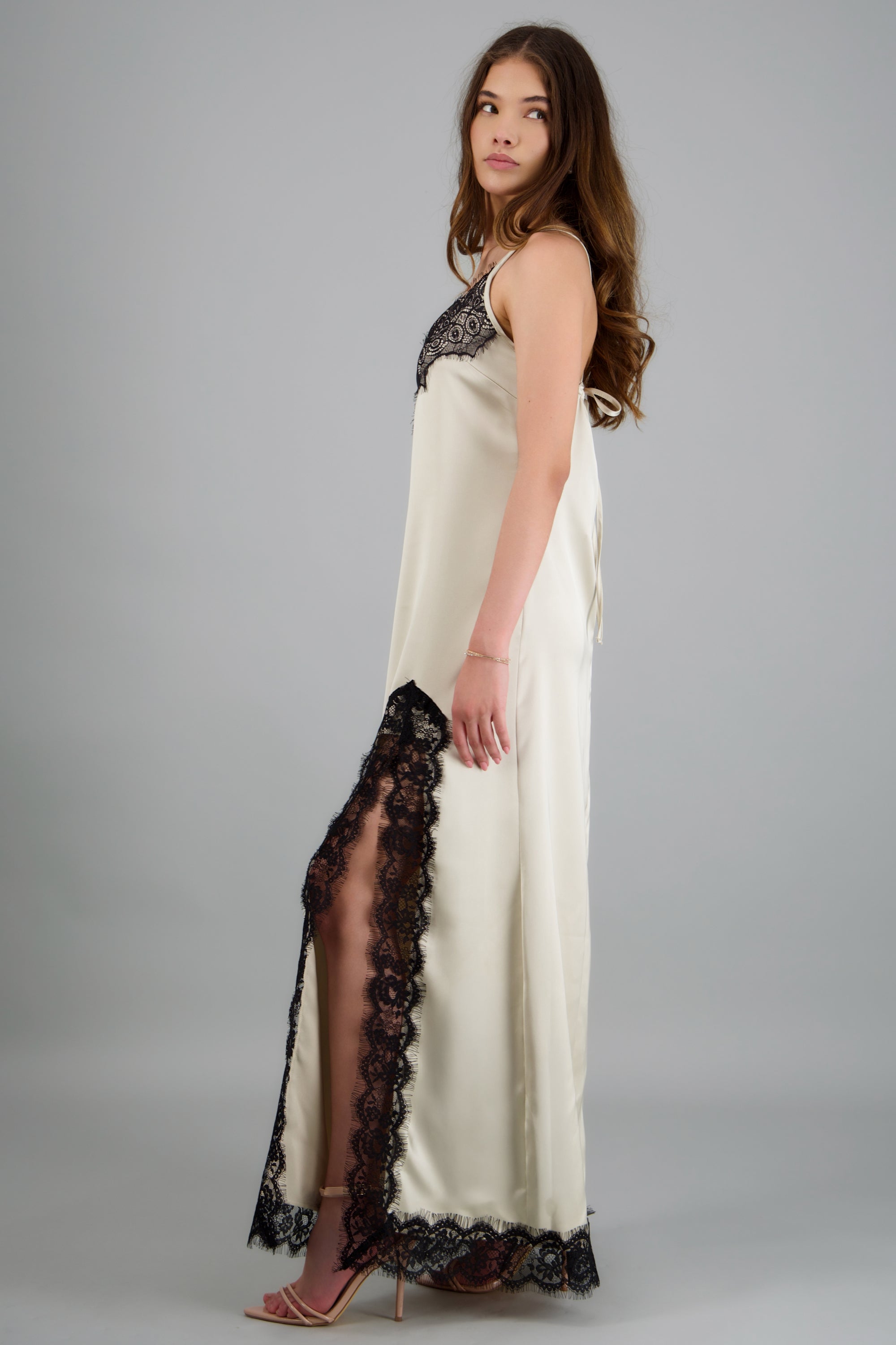 Vestido maxi satin detalle encaje HUESO COMBO