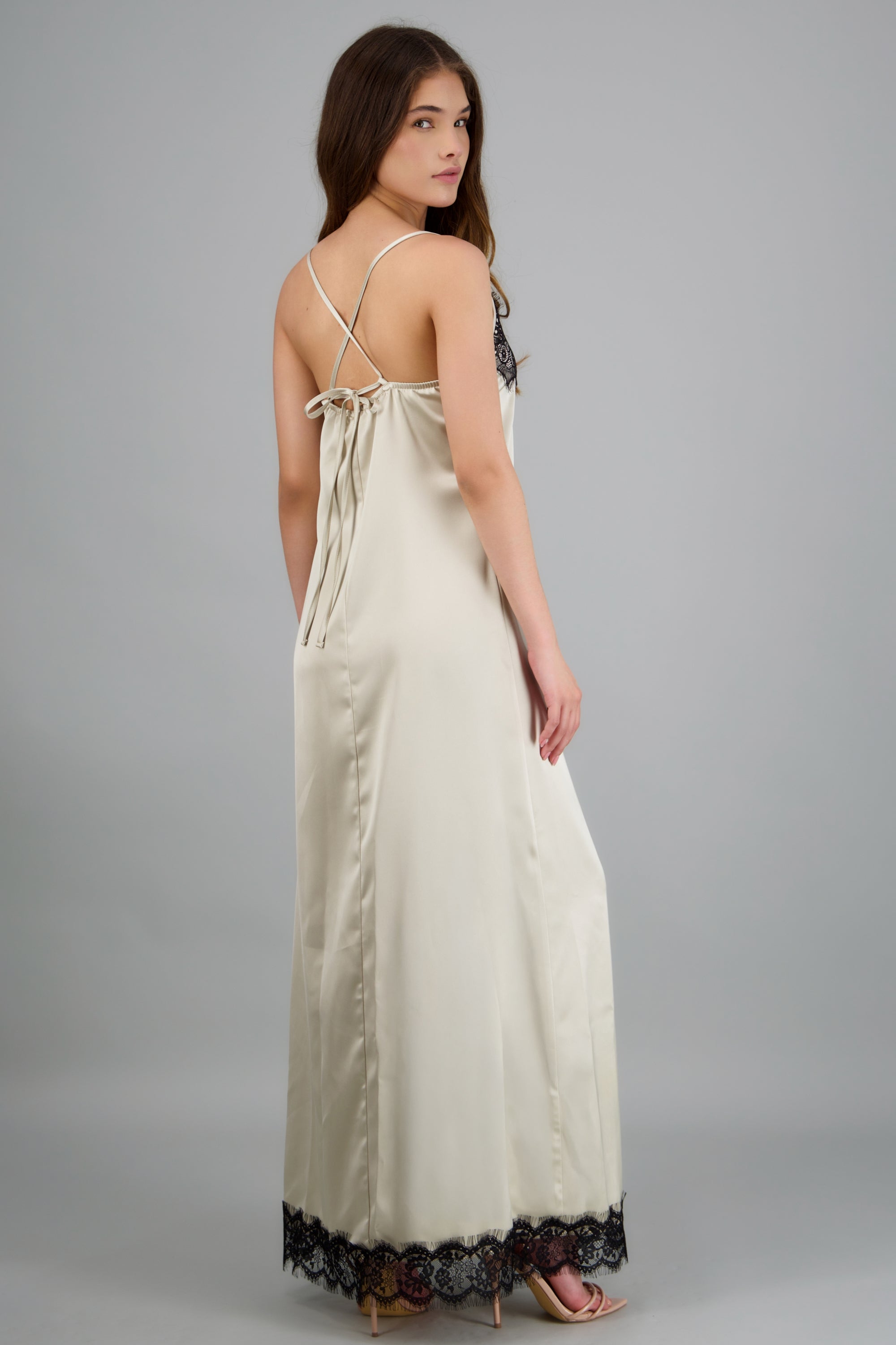 Vestido maxi satin detalle encaje HUESO COMBO