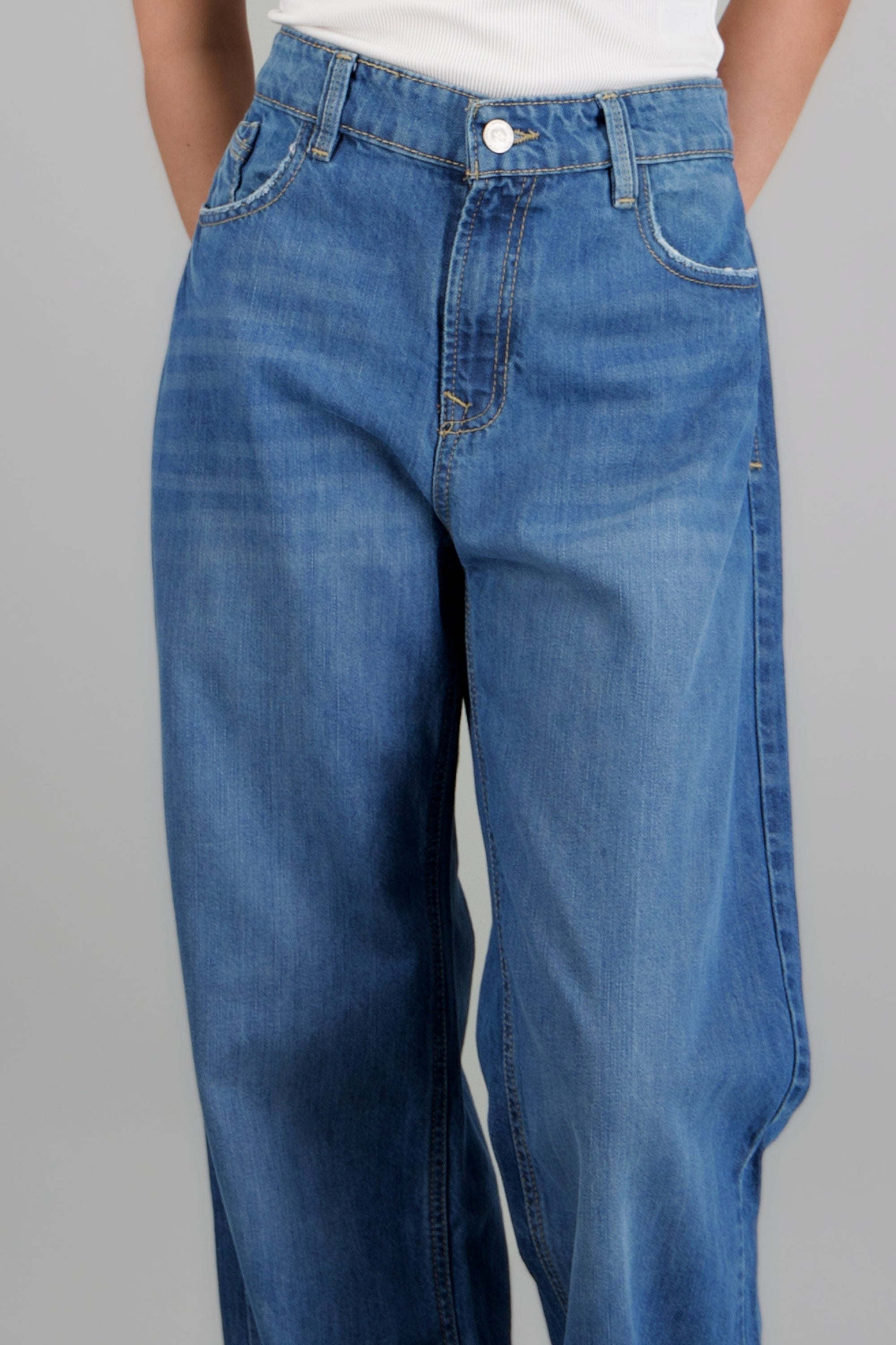 Jeans cropped mid rise básico MEDIUM WASH