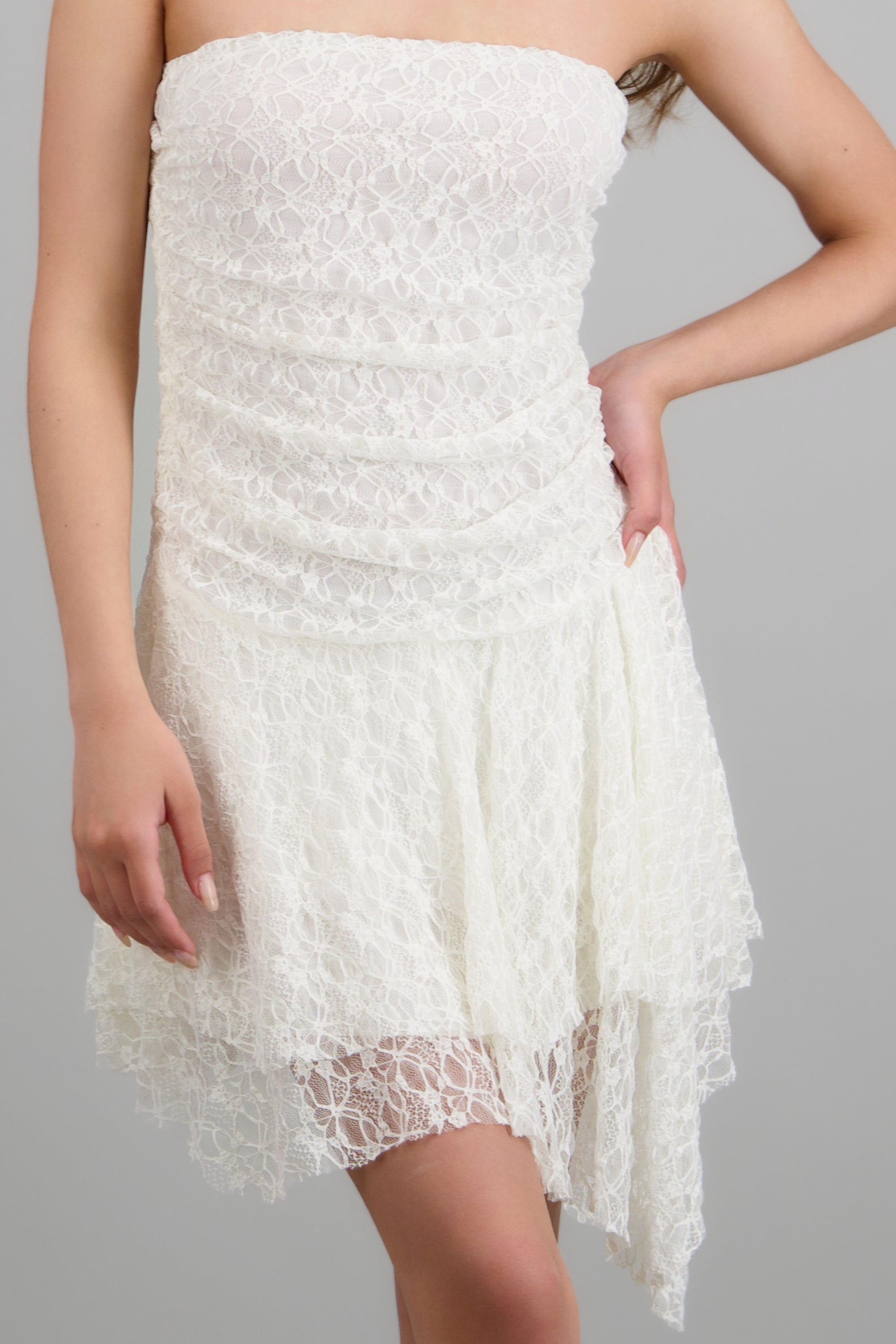 Vestido strapless encaje asimetrico BLANCO