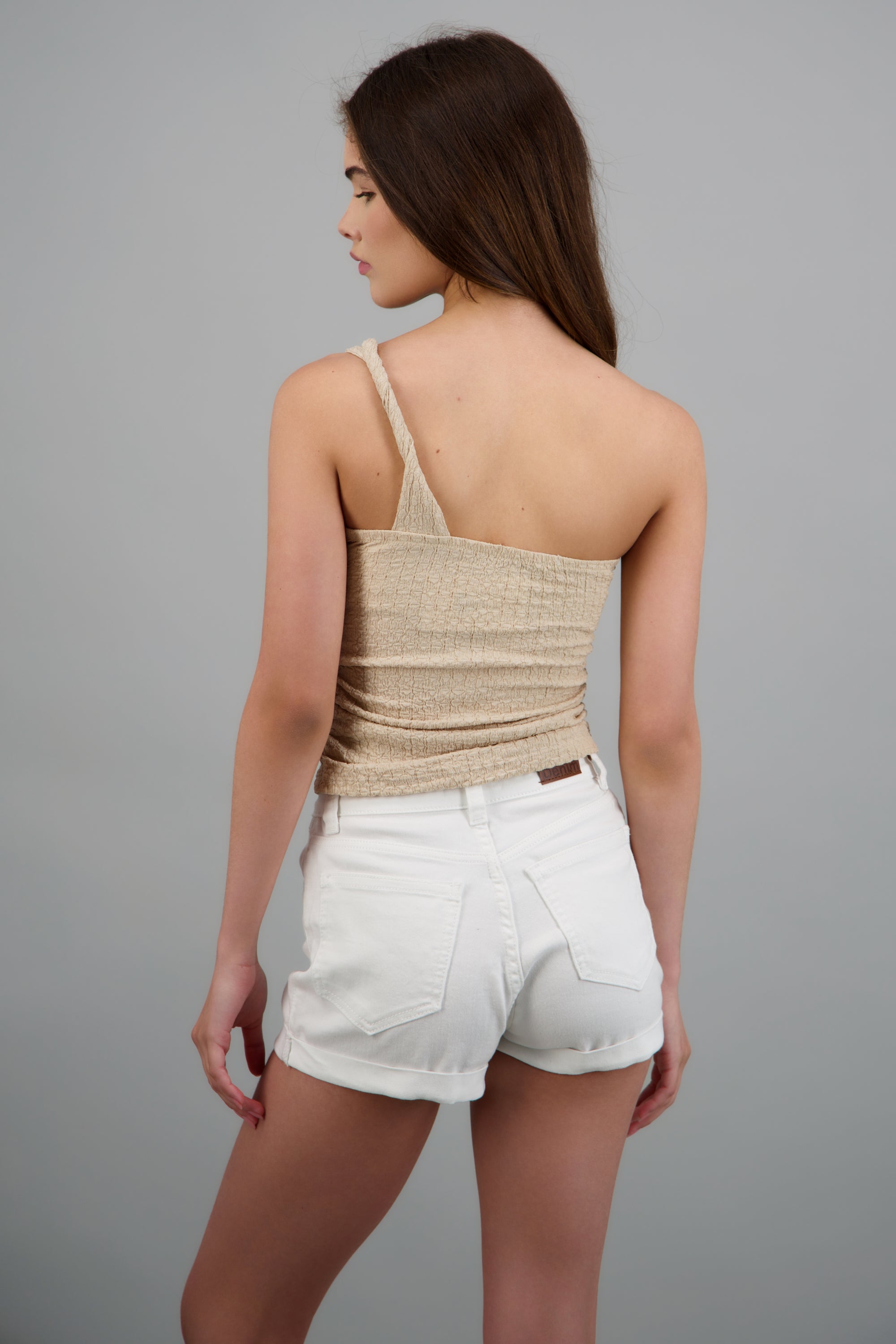 Top one shoulder detalle textura y herraje BEIGE