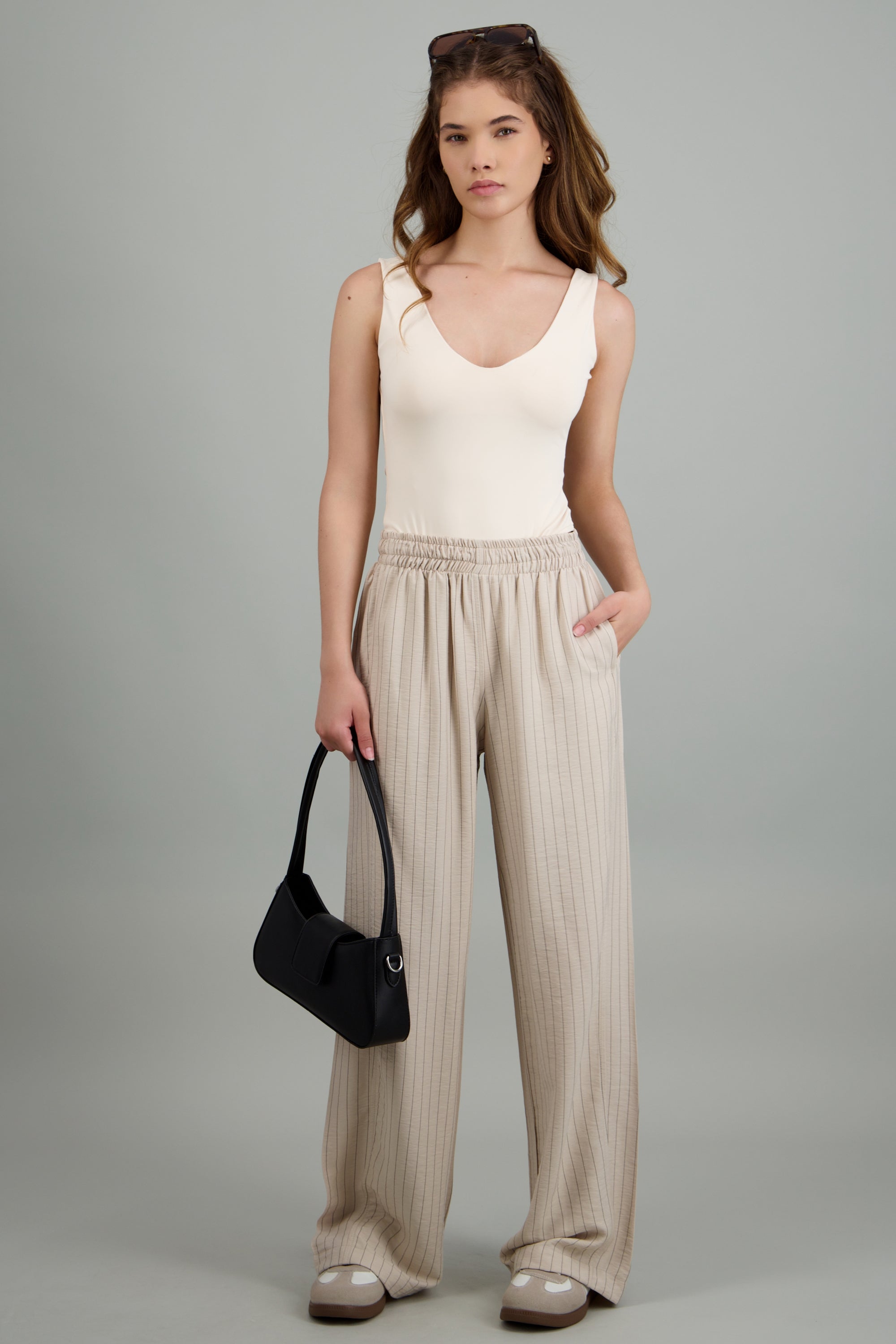 Pantalon ligero estampado rayado BEIGE