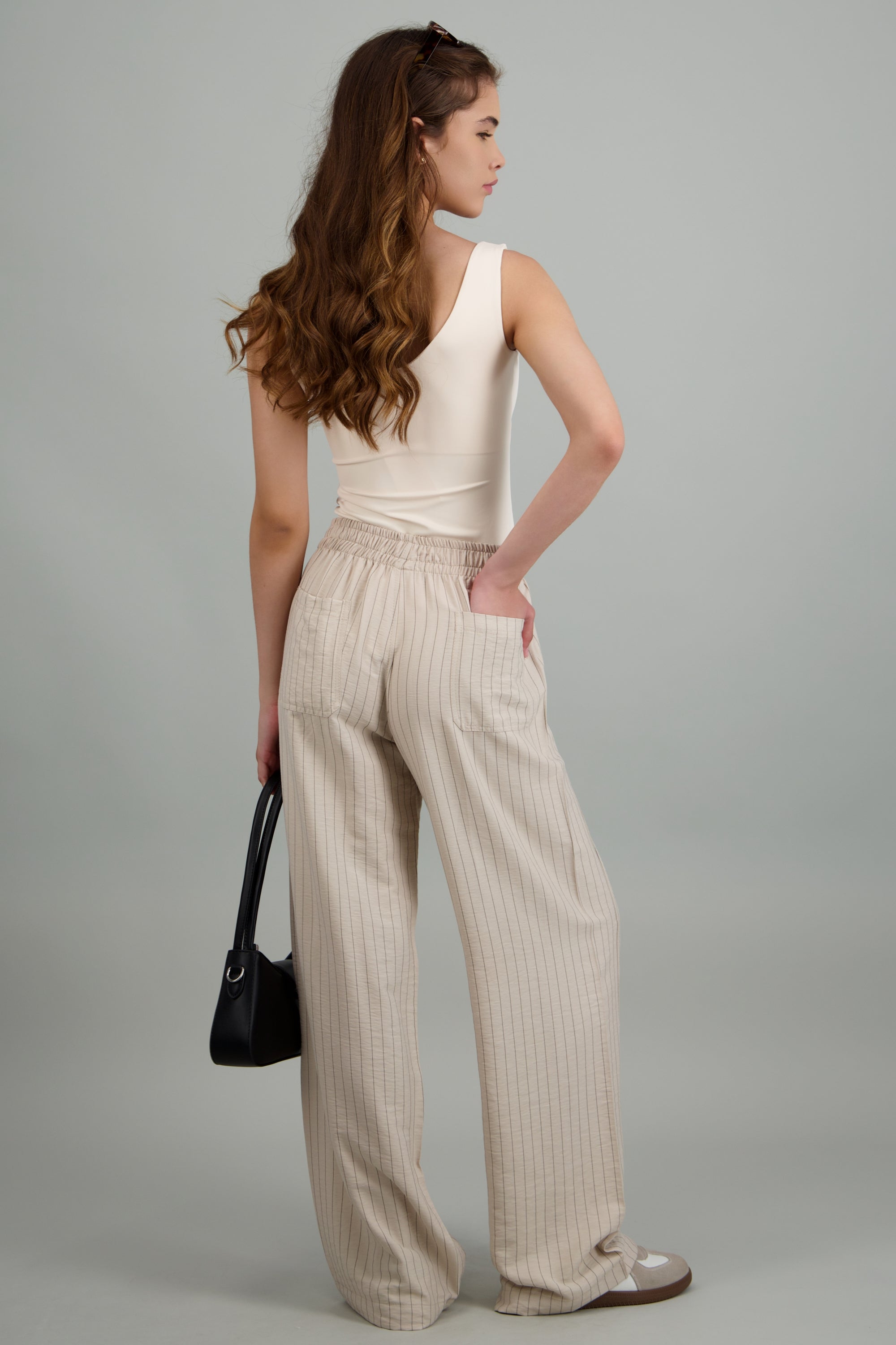 Pantalon ligero estampado rayado BEIGE