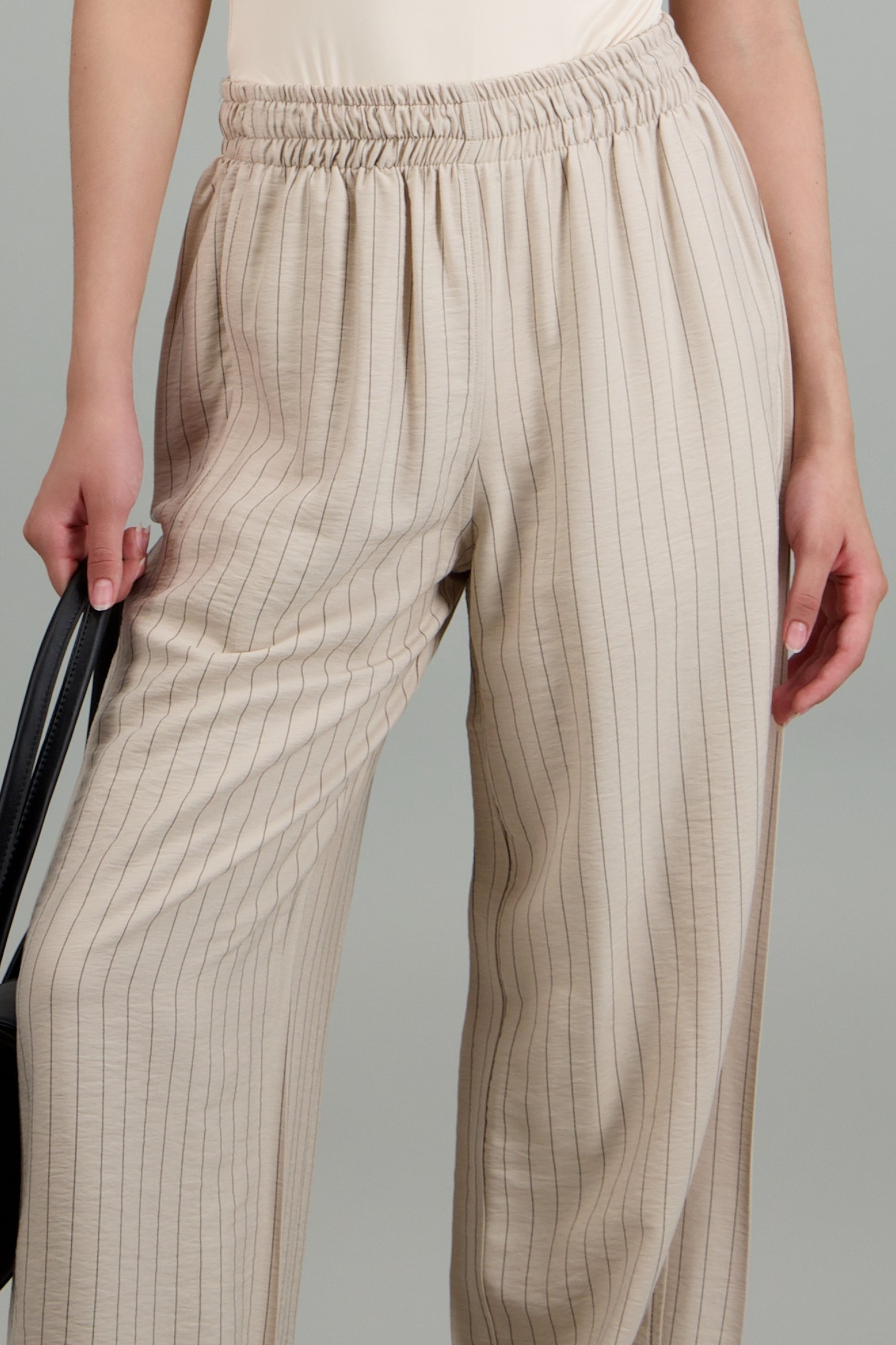 Pantalon ligero estampado rayado BEIGE