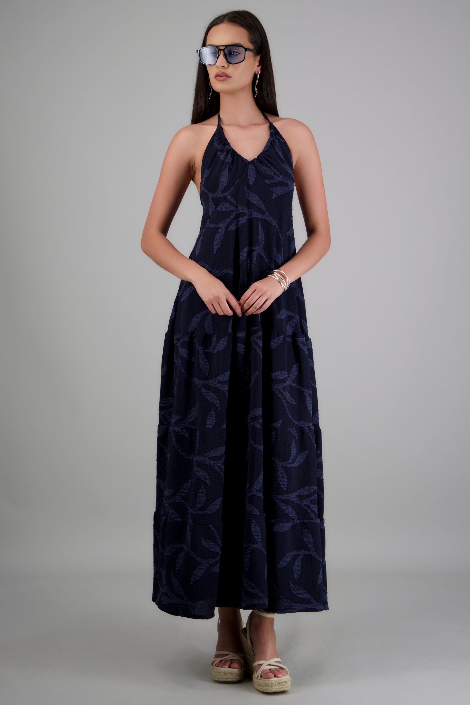 Vestido maxi halter detalle textura hojas MARINO