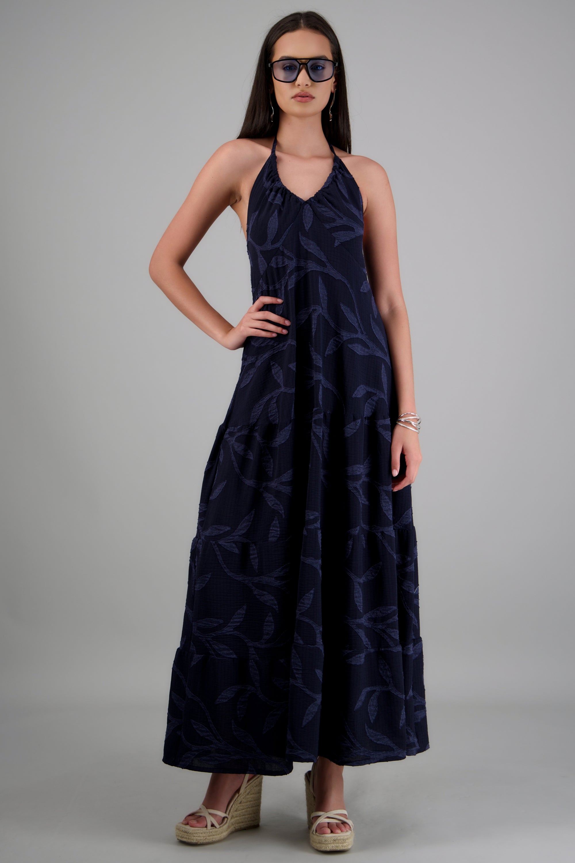 Vestido maxi halter detalle textura hojas MARINO