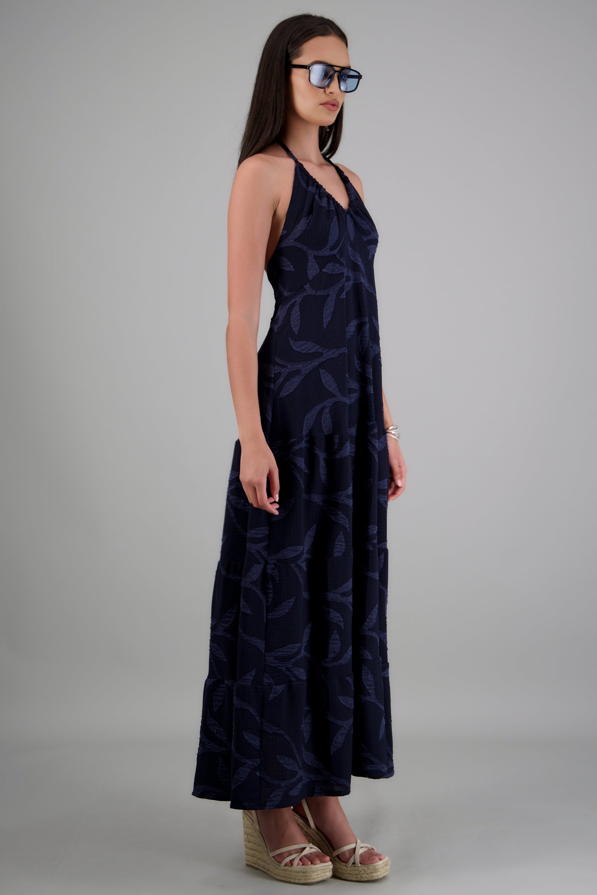 Vestido maxi halter detalle textura hojas MARINO