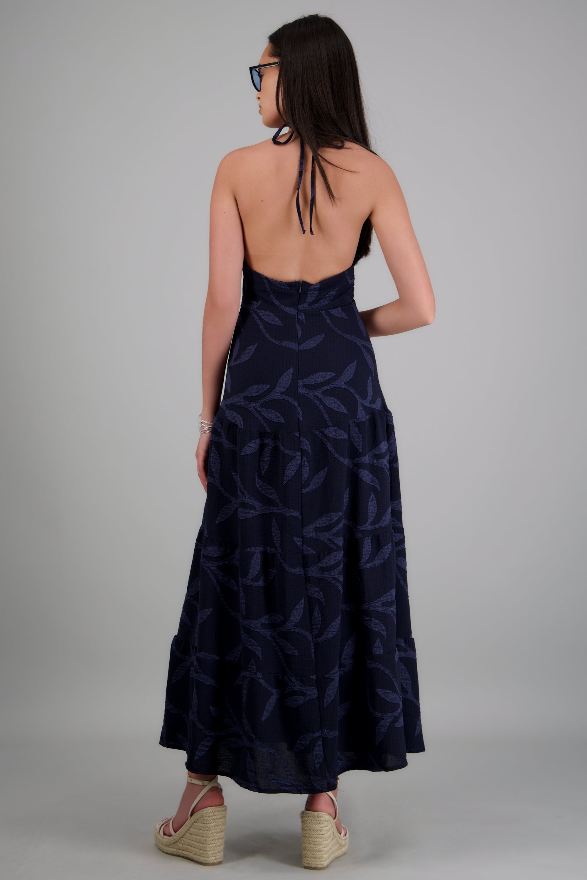 Vestido maxi halter detalle textura hojas MARINO