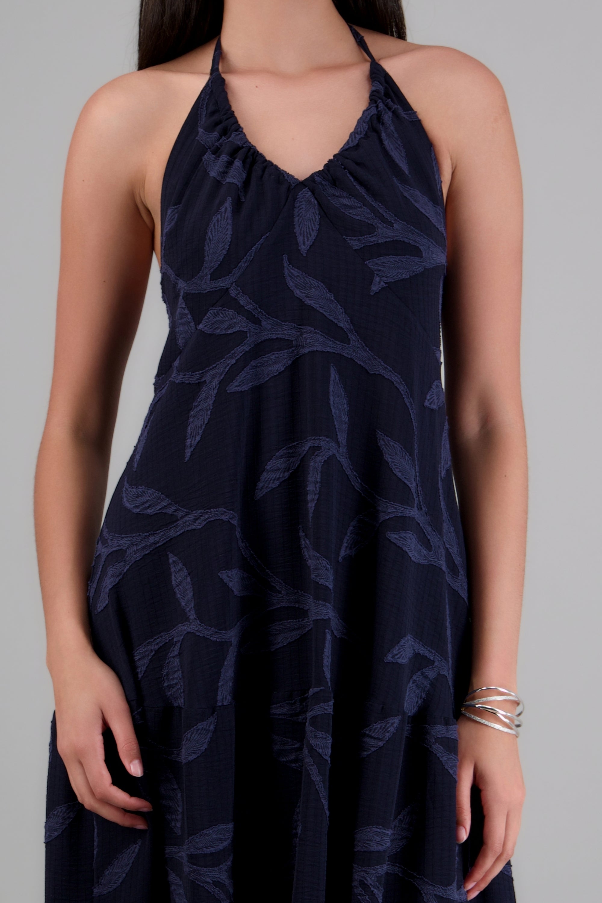 Vestido maxi halter detalle textura hojas MARINO