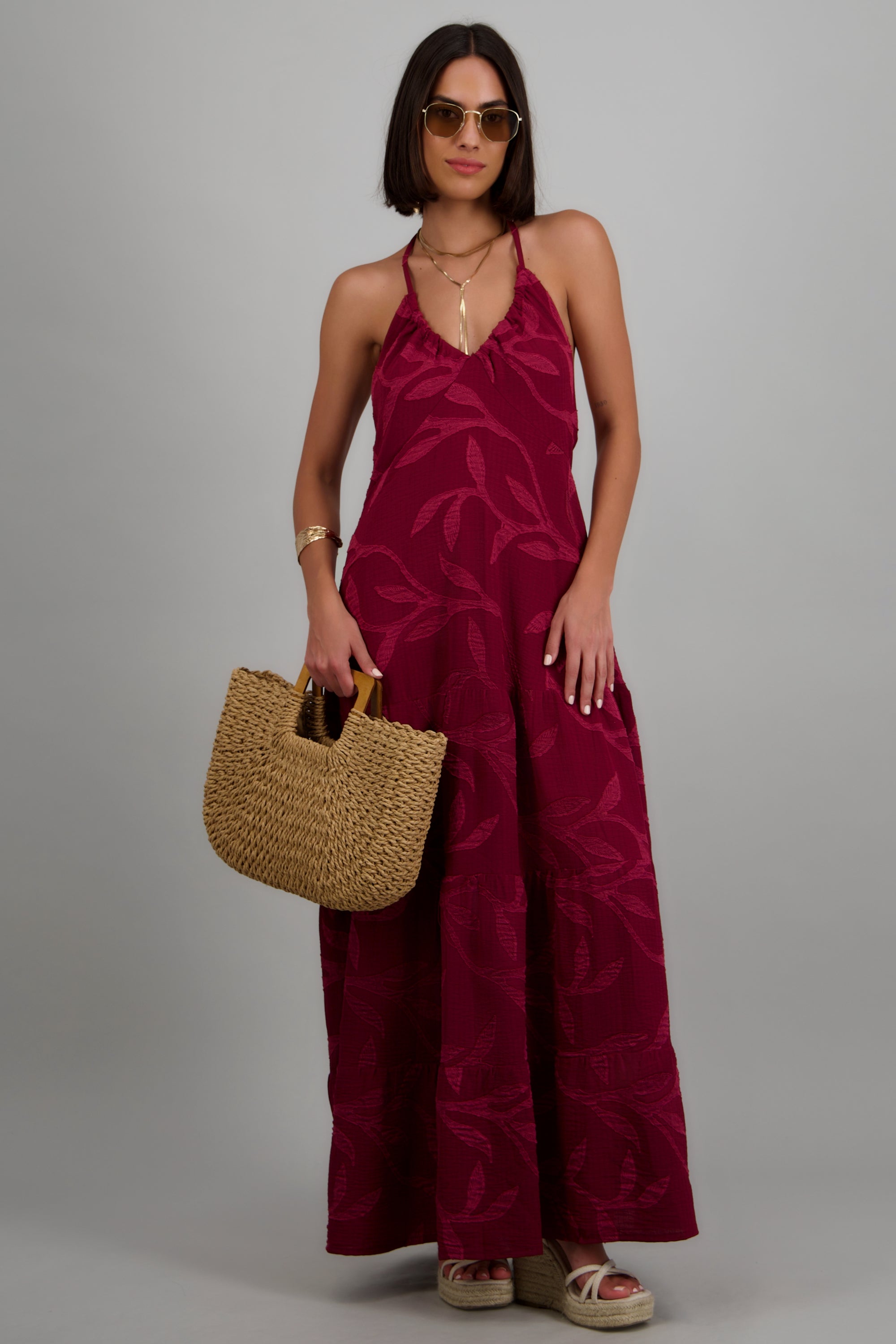 Vestido maxi halter detalle textura hojas VINO