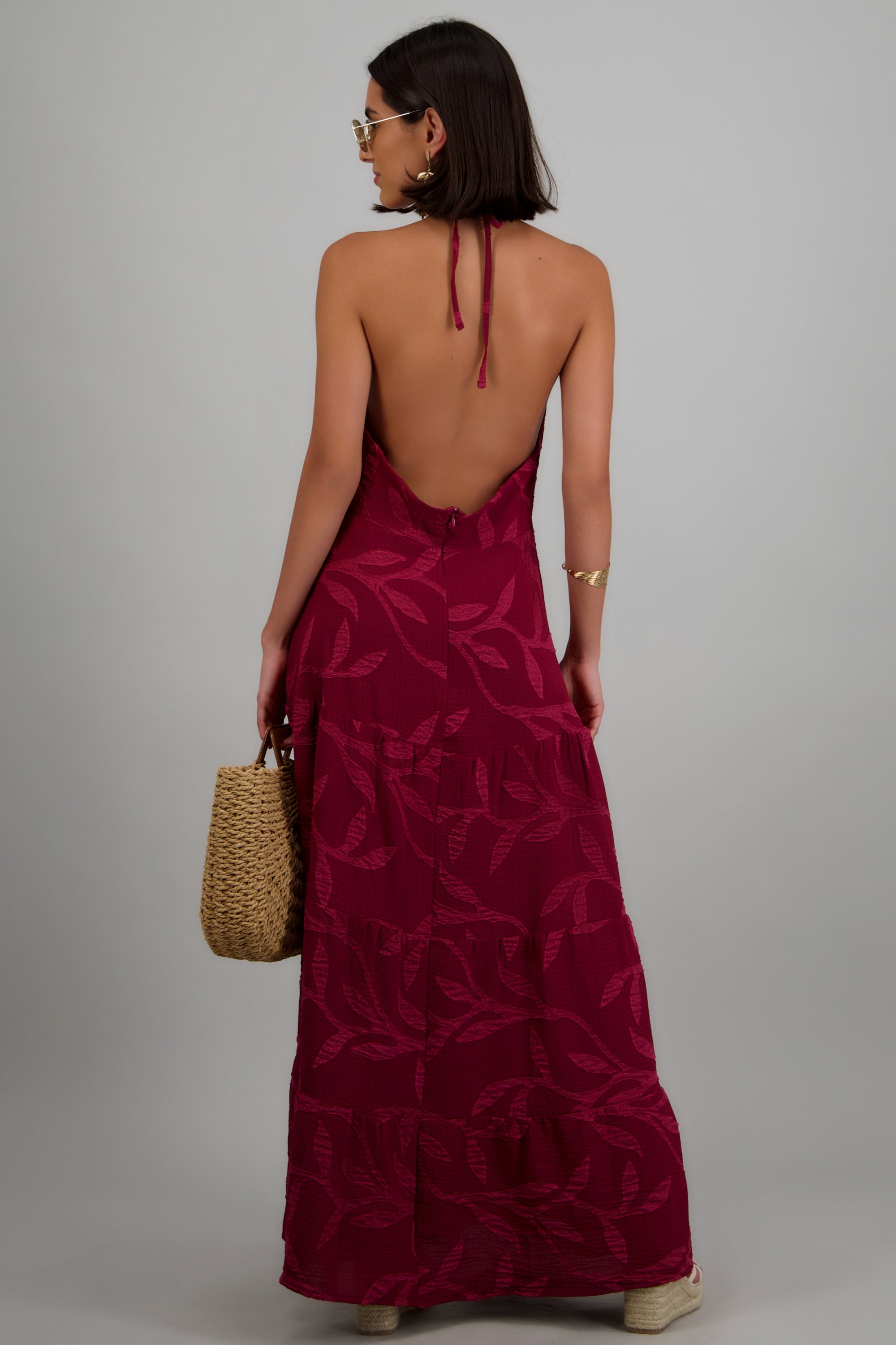 Vestido maxi halter detalle textura hojas VINO