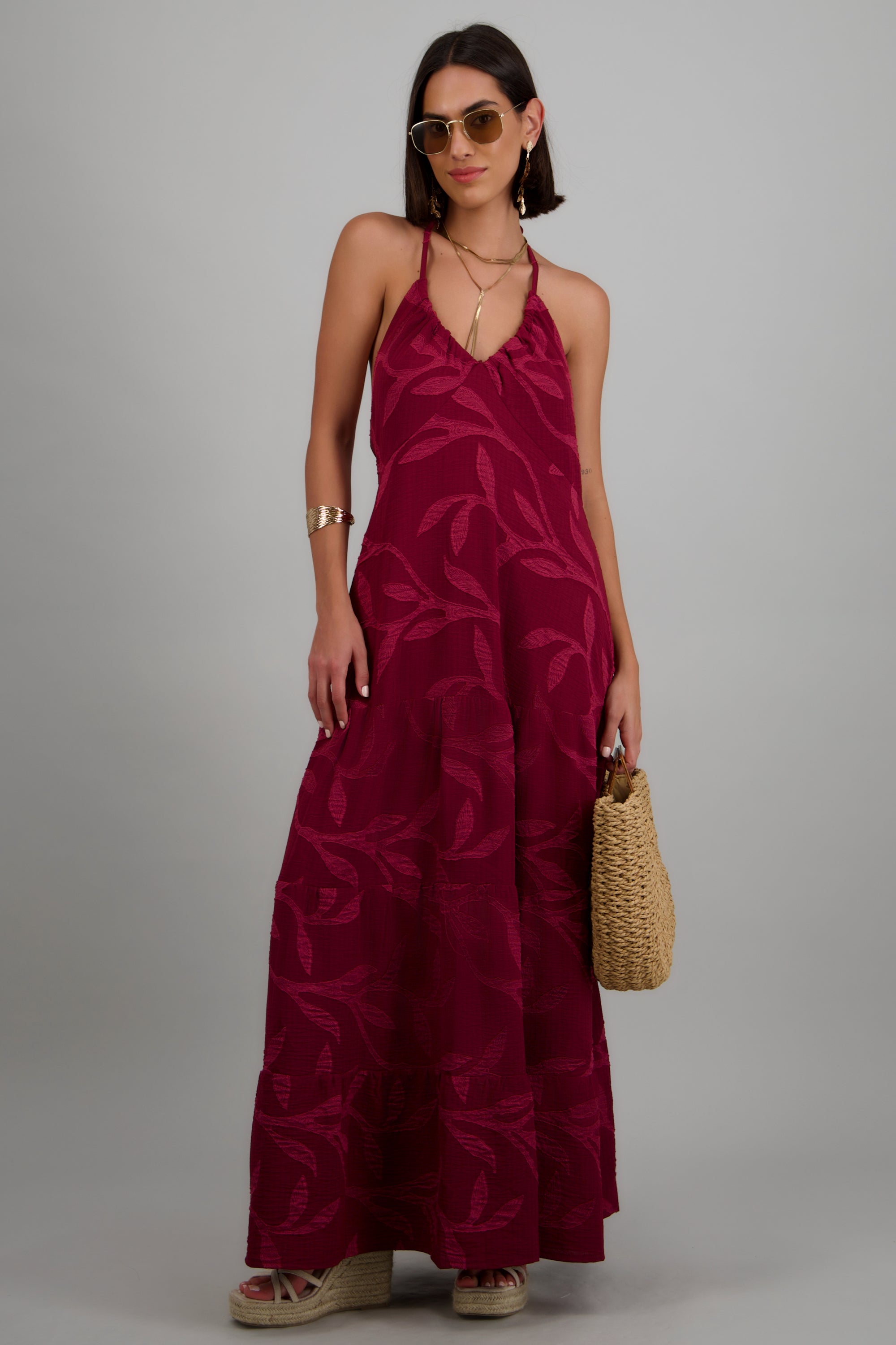 Vestido maxi halter detalle textura hojas VINO