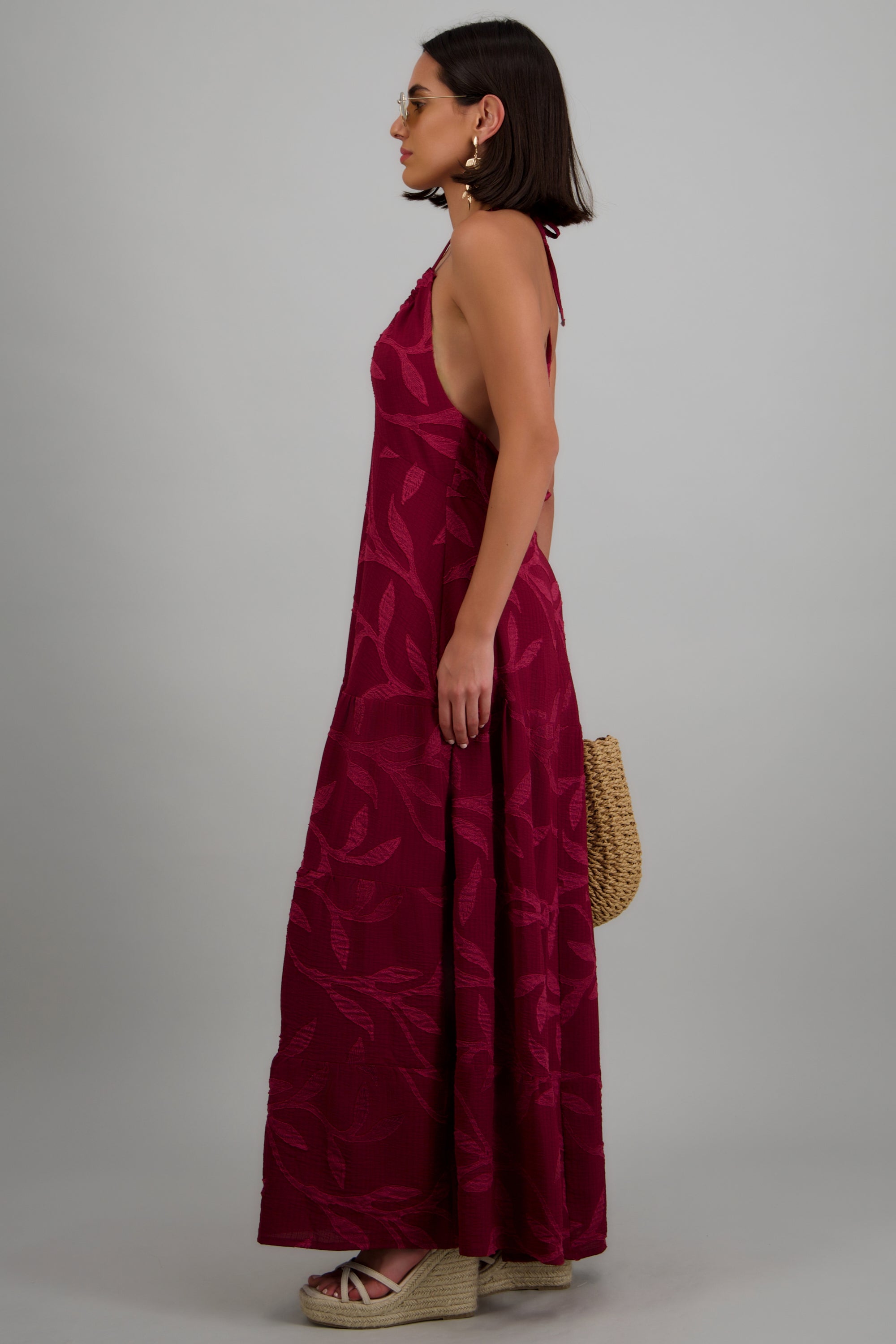 Vestido maxi halter detalle textura hojas VINO
