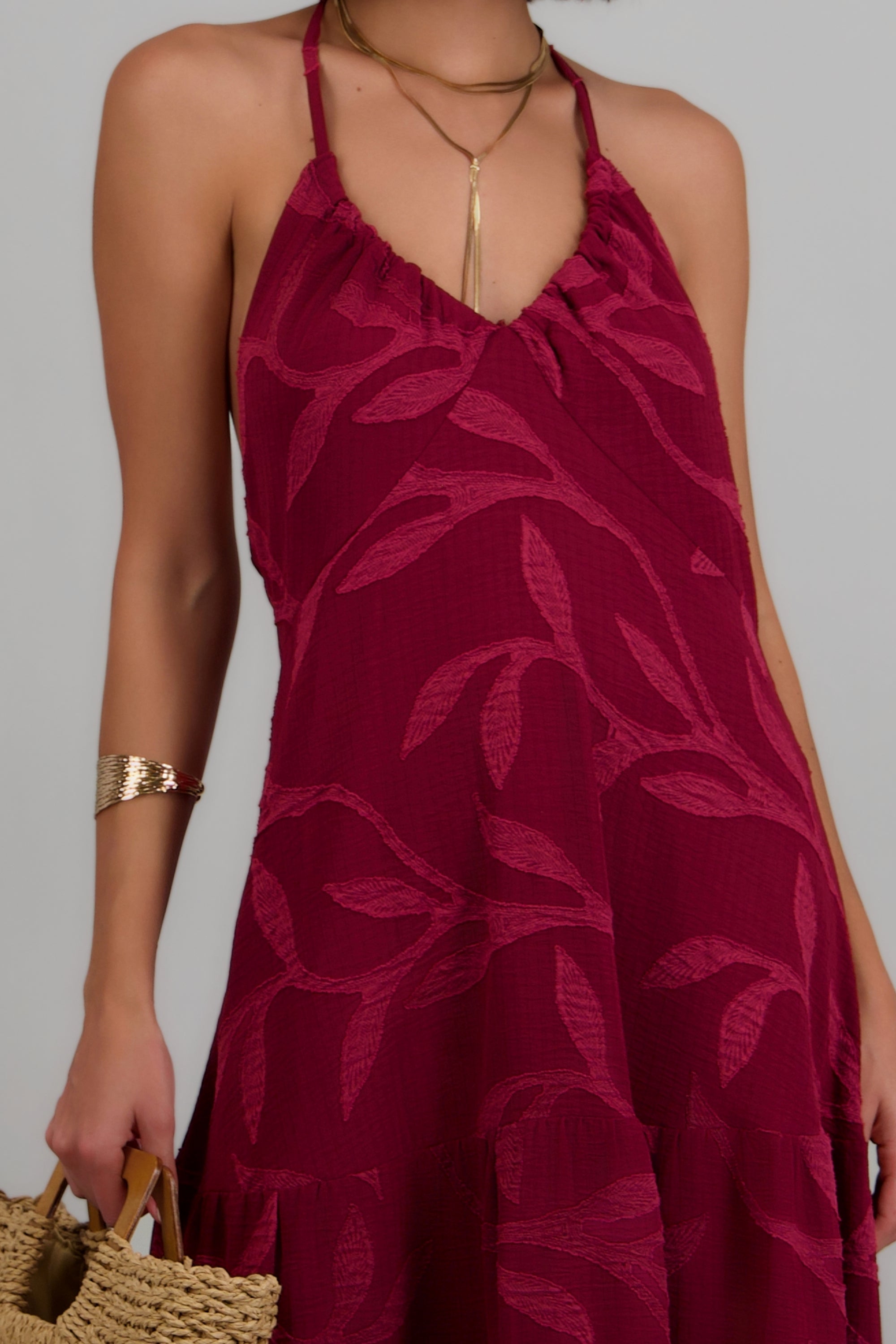 Vestido maxi halter detalle textura hojas VINO