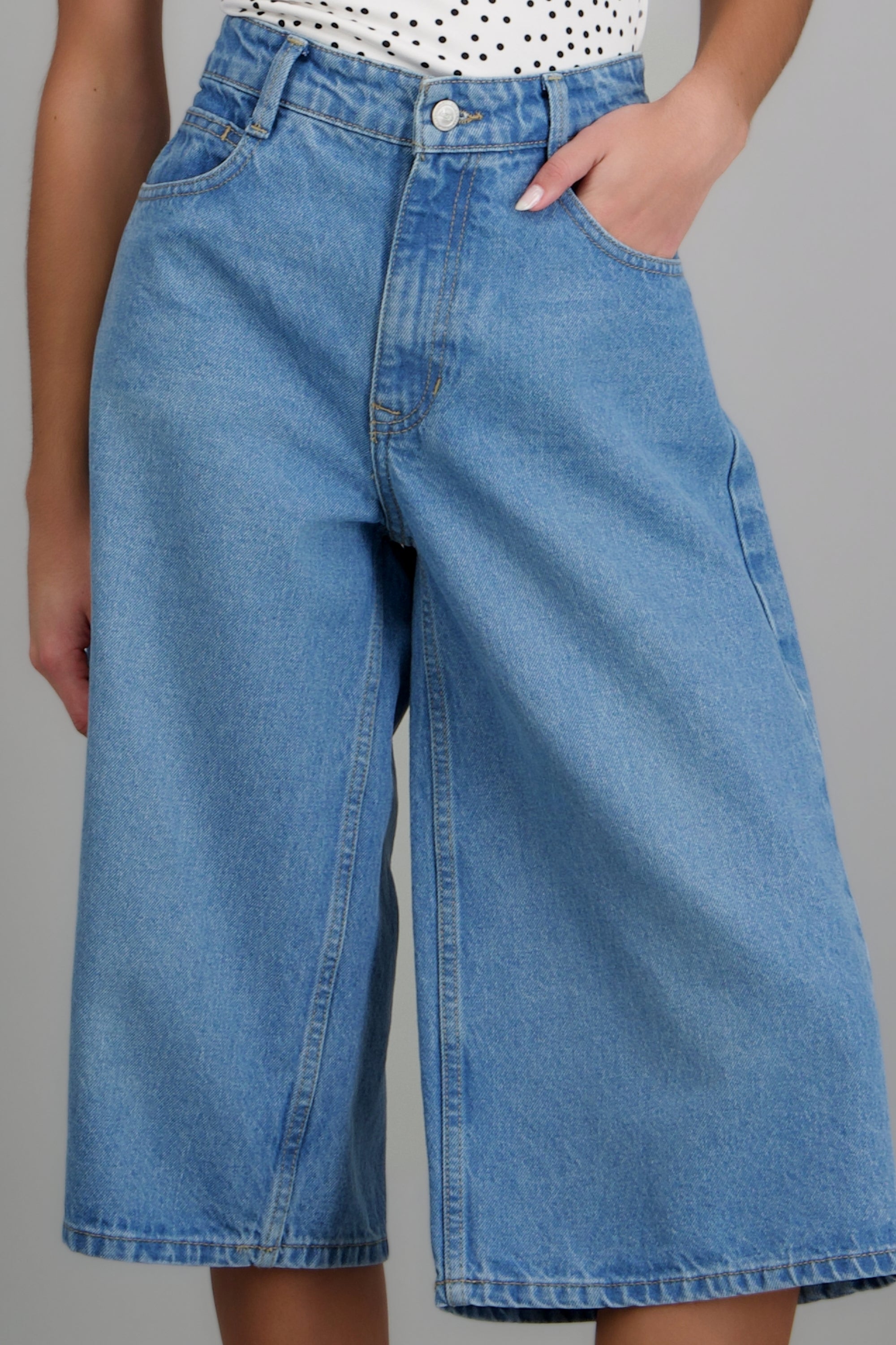 MEDIUM WASH