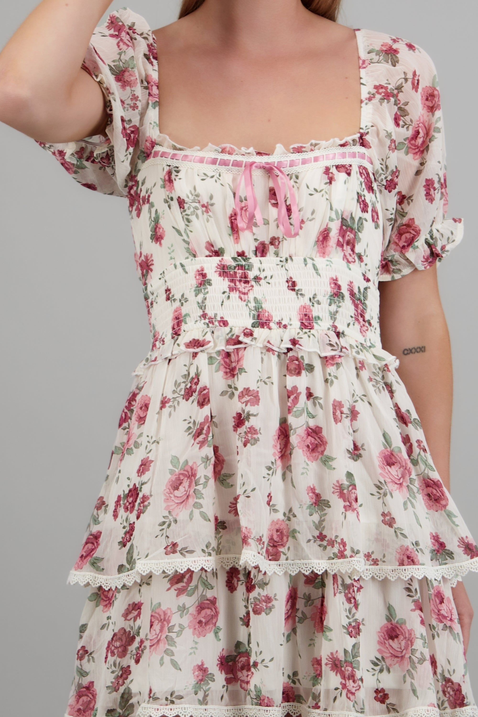 Vestido mini flores olanes ROSA COMBO