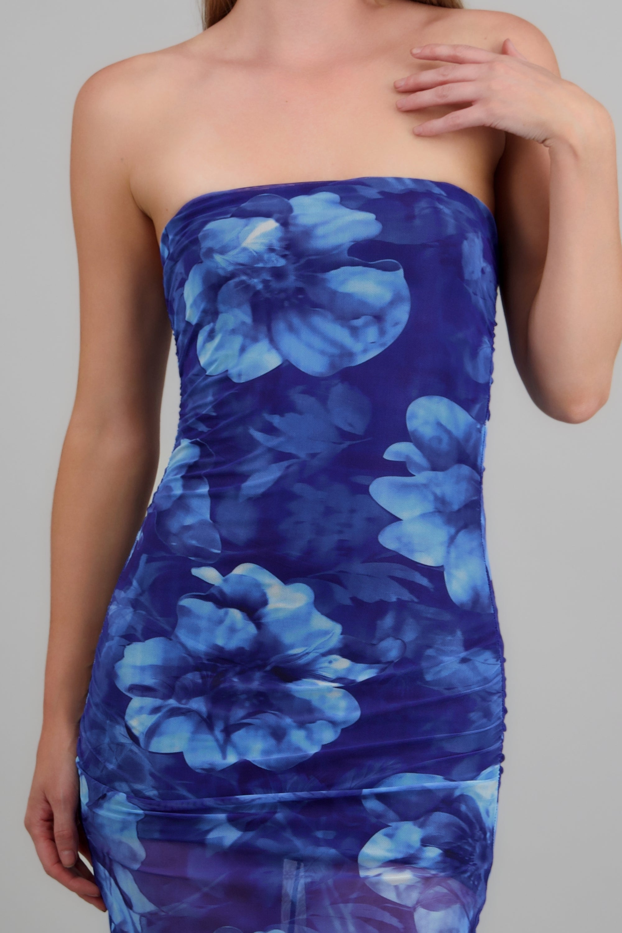 Vestido strapless mesh estampado flores AZUL COMBO