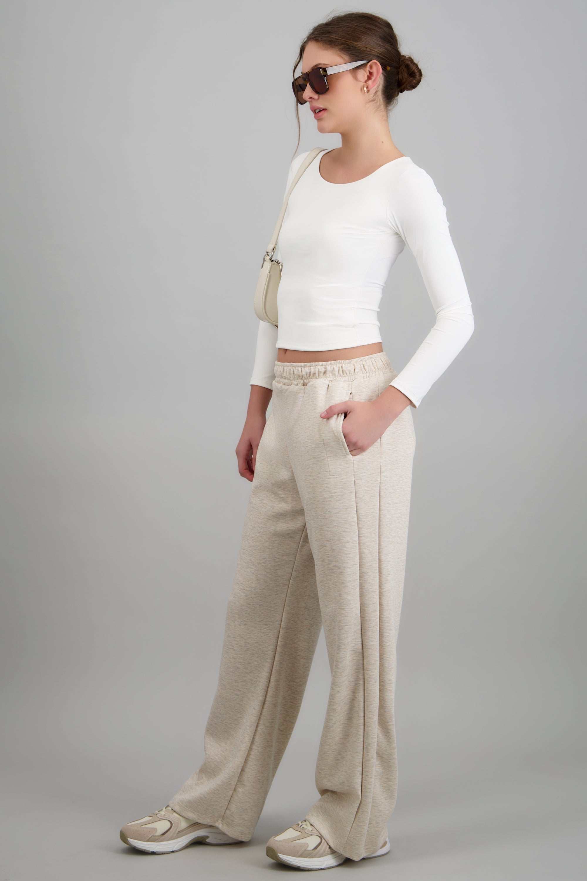 Pants lisos con bolsas GRIS CLARO
