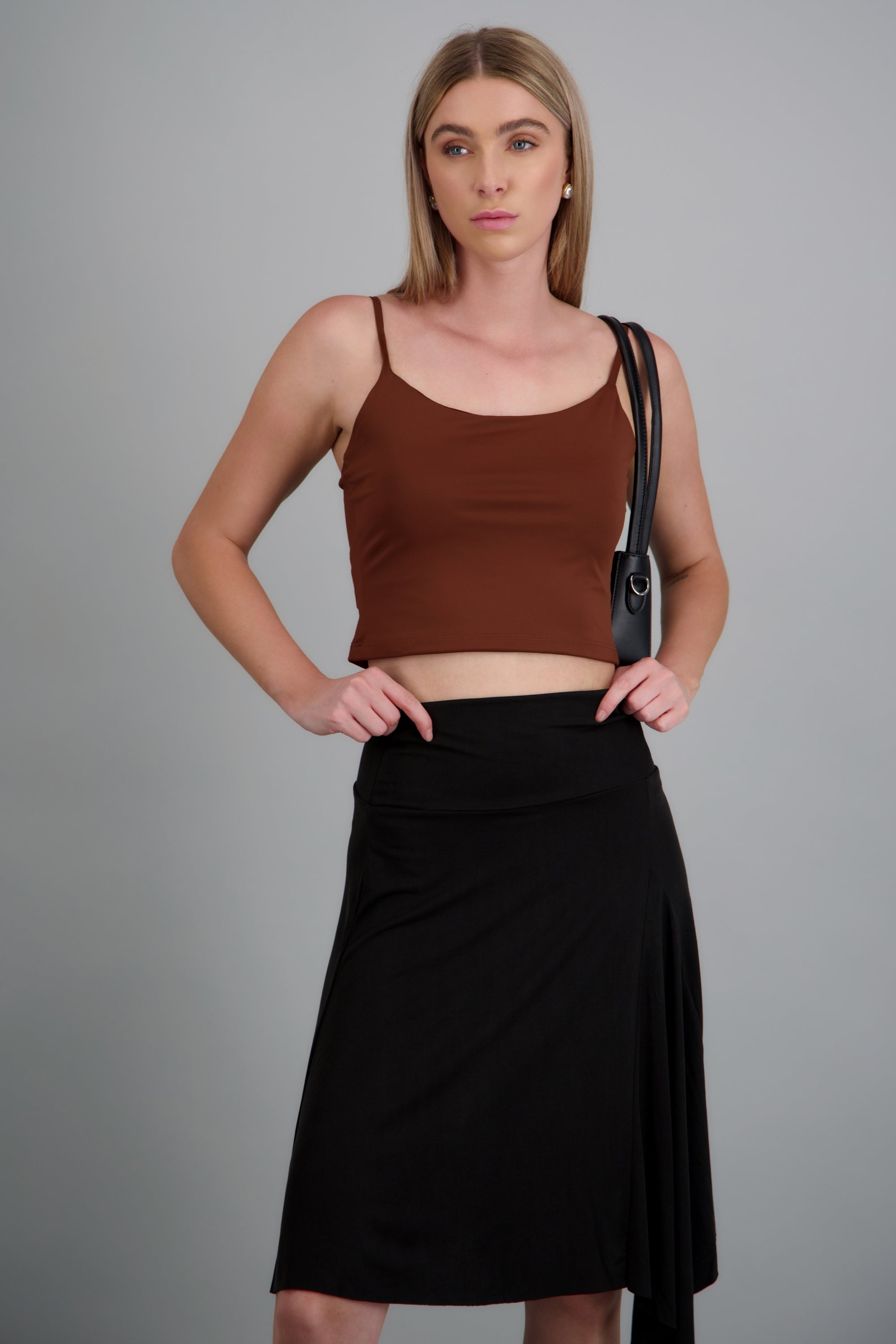 Top tirantes liso detalle copas CHOCOLATE