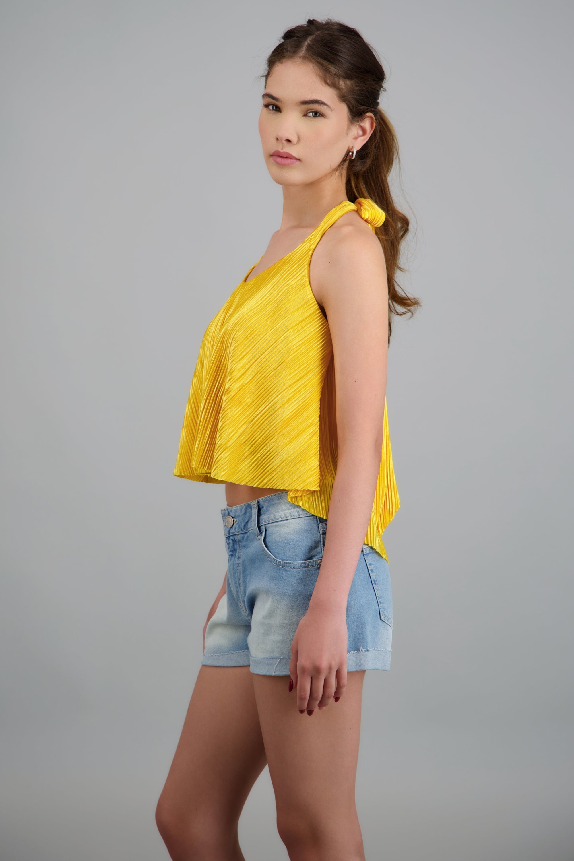 Top halter detalle textura AMARILLO