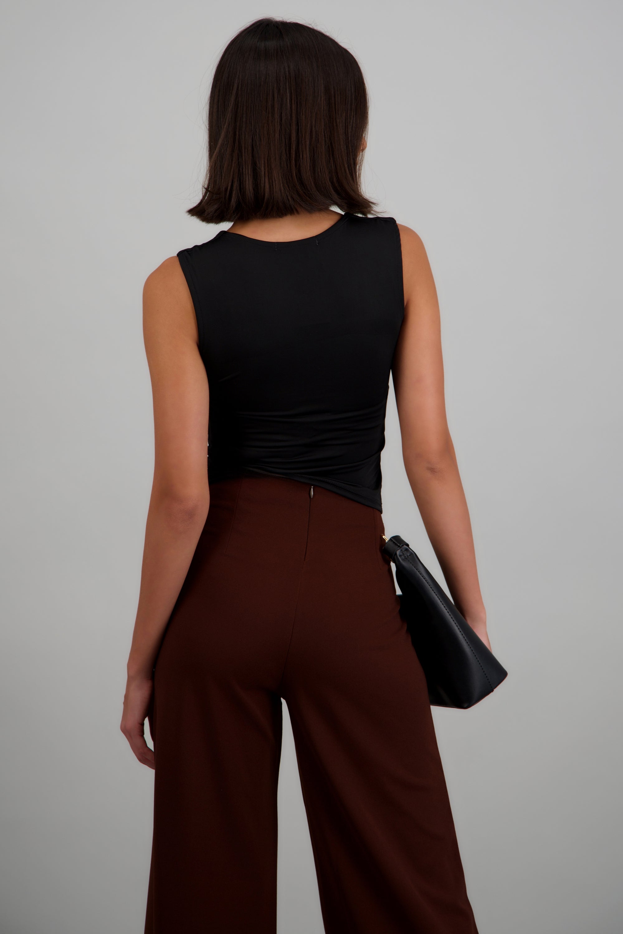 Top sin mangas detalle escote NEGRO
