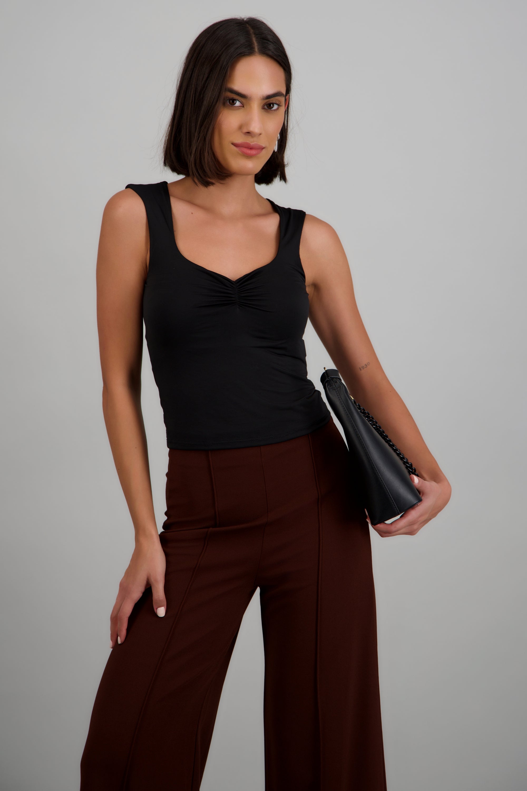 Top sin mangas detalle escote NEGRO