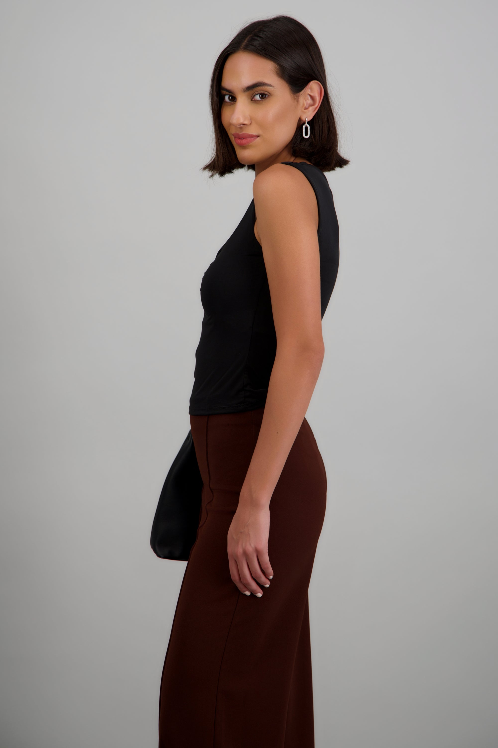 Top sin mangas detalle escote NEGRO