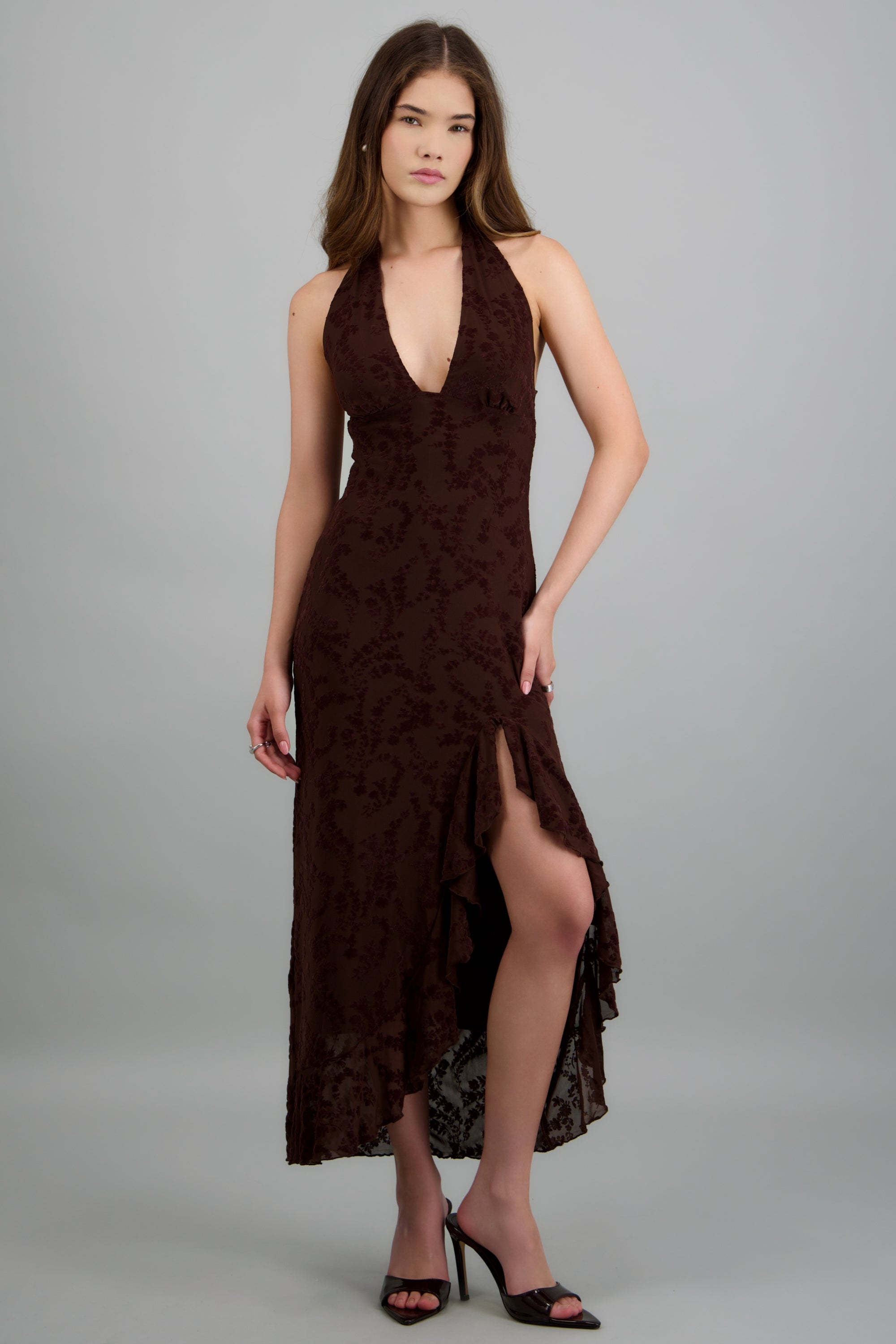 Vestido maxi halter detalle textura CHOCOLATE