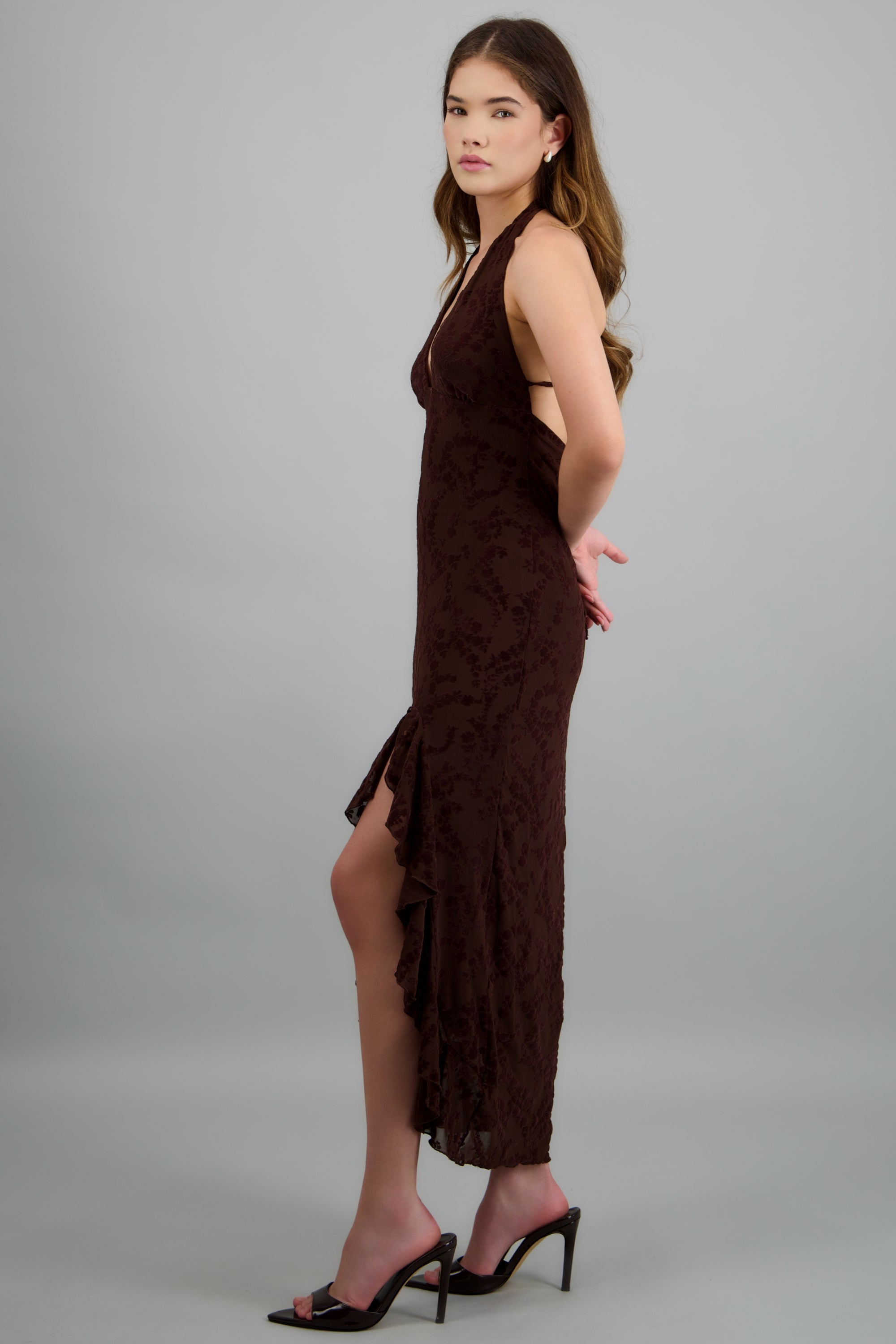 Vestido maxi halter detalle textura CHOCOLATE