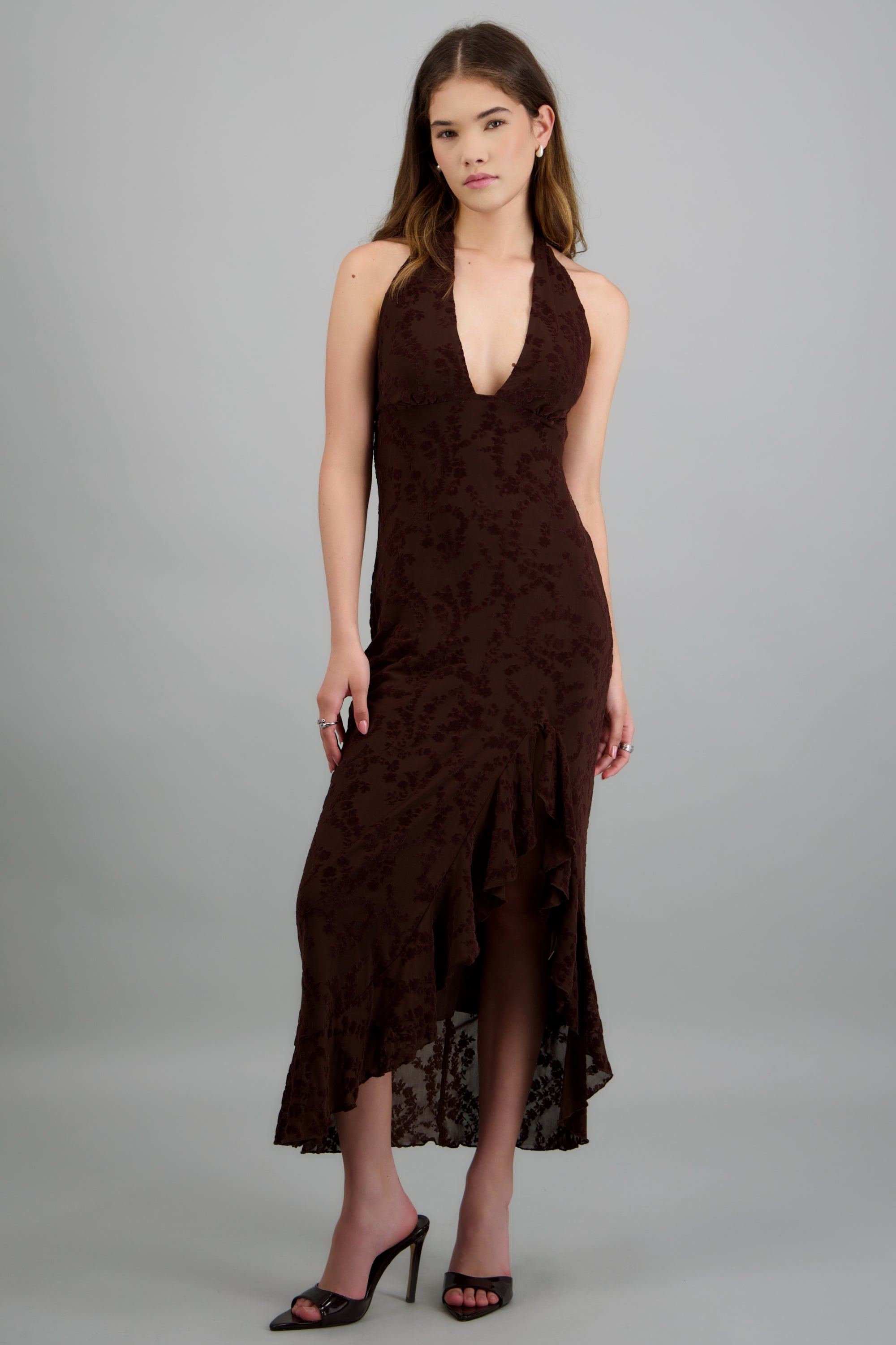 Vestido maxi halter detalle textura CHOCOLATE