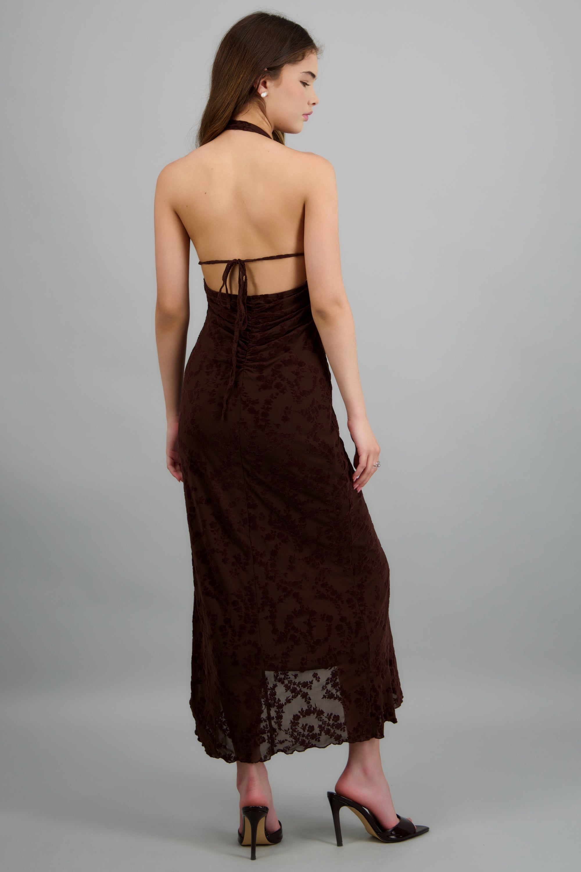 Vestido maxi halter detalle textura CHOCOLATE
