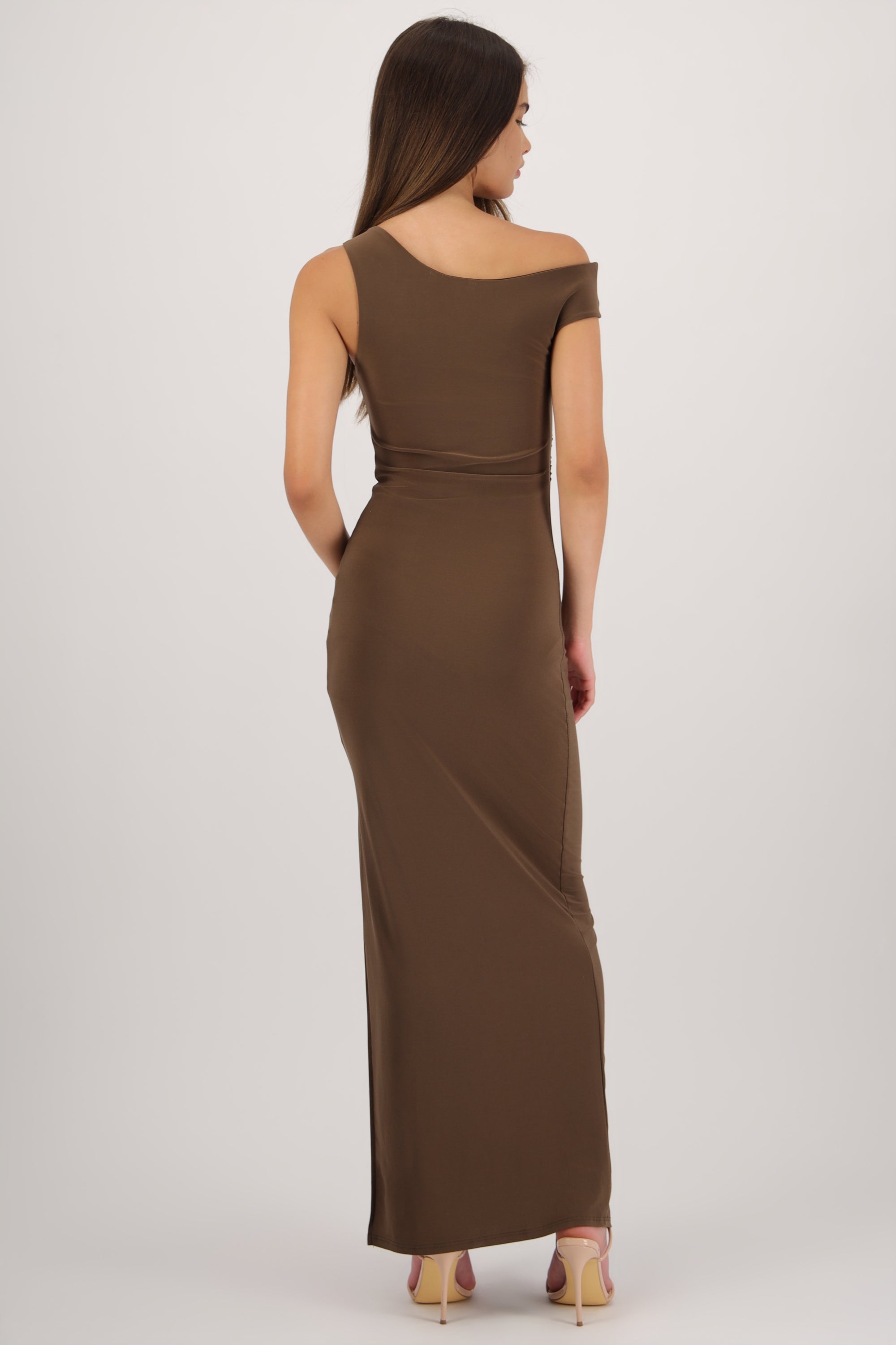 Vestido maxi sin manga detalle fruncido CHOCOLATE