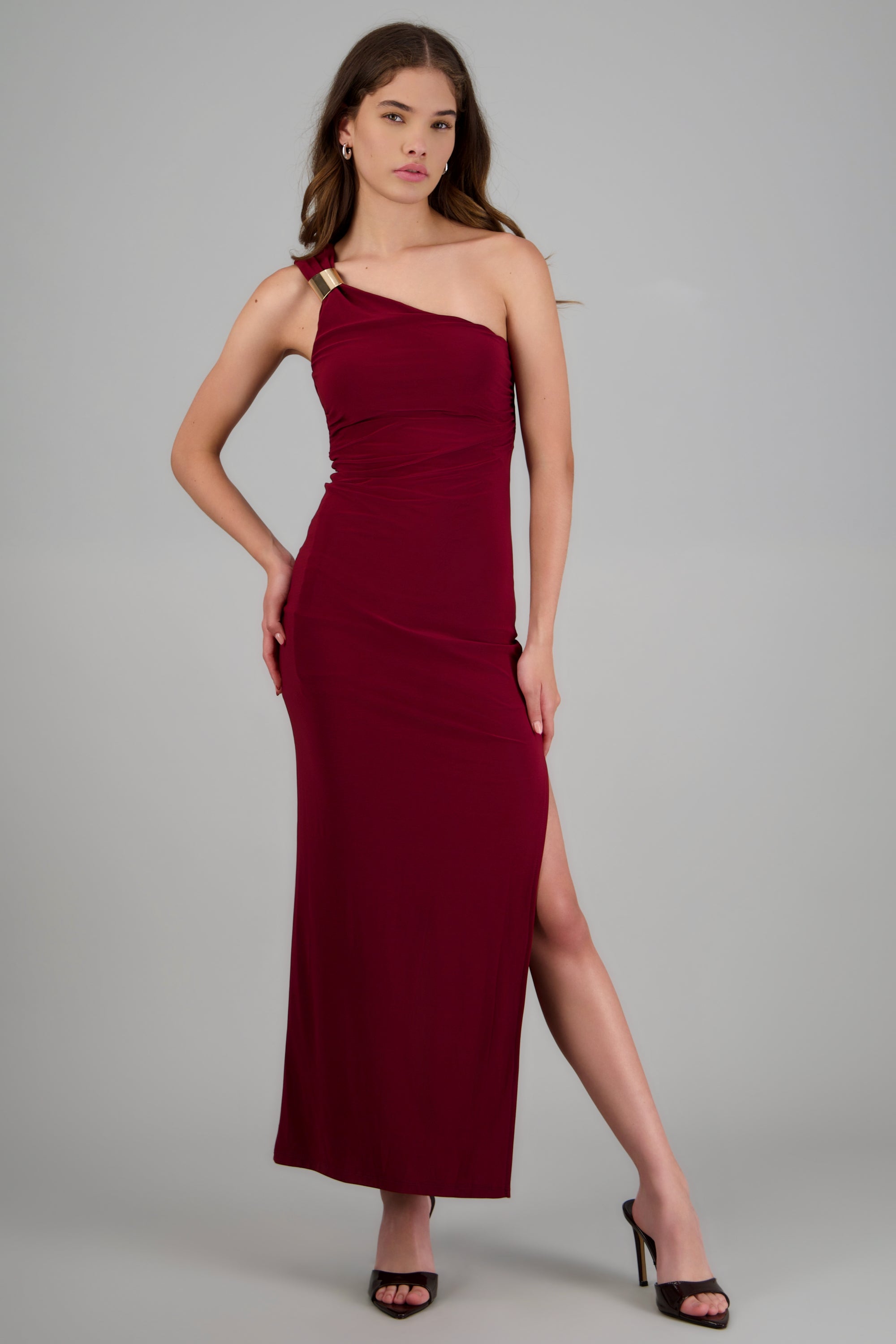 Vestido maxi off shoulder detalle herraje CIRUELA