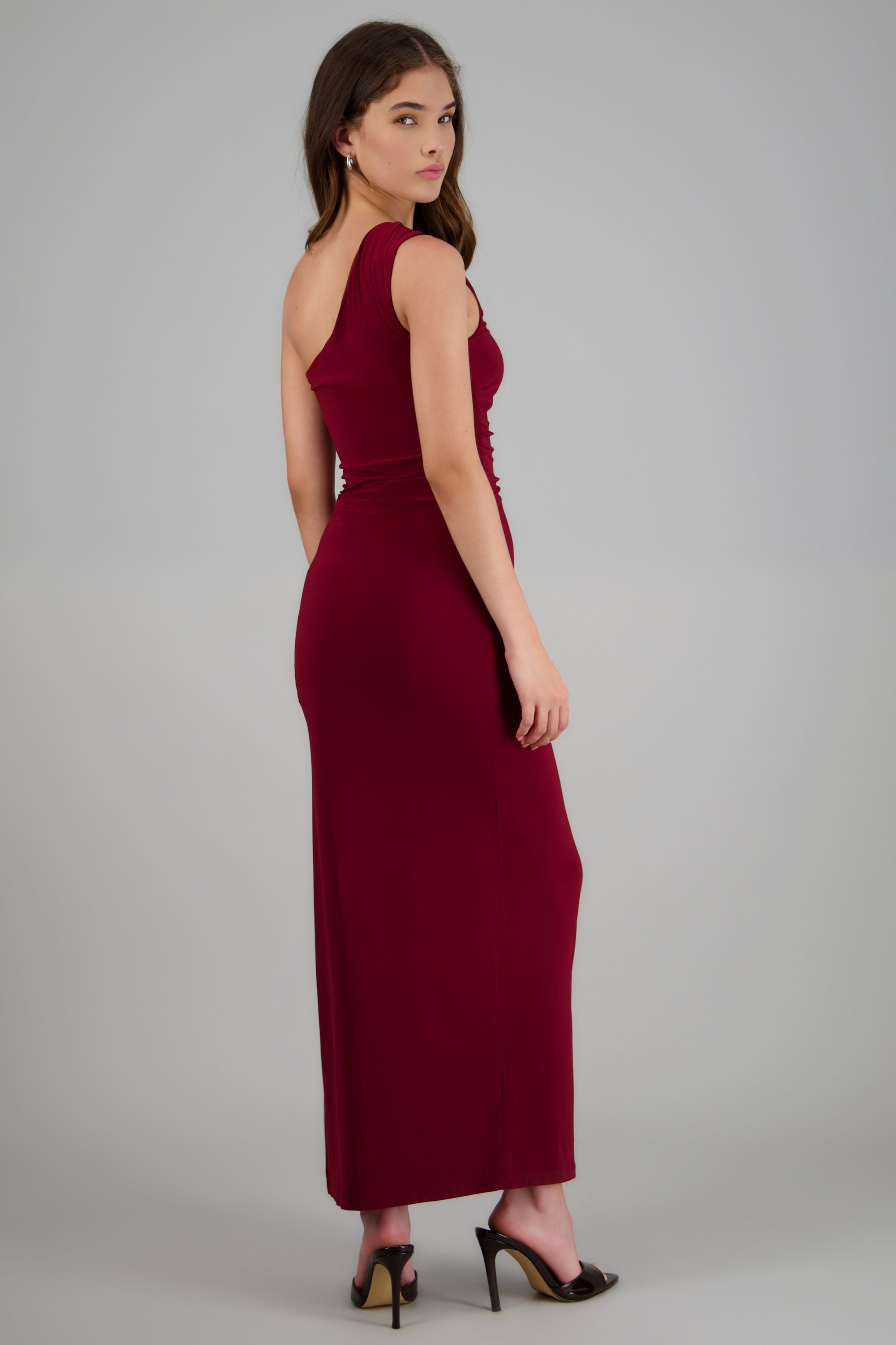 Vestido maxi off shoulder detalle herraje CIRUELA