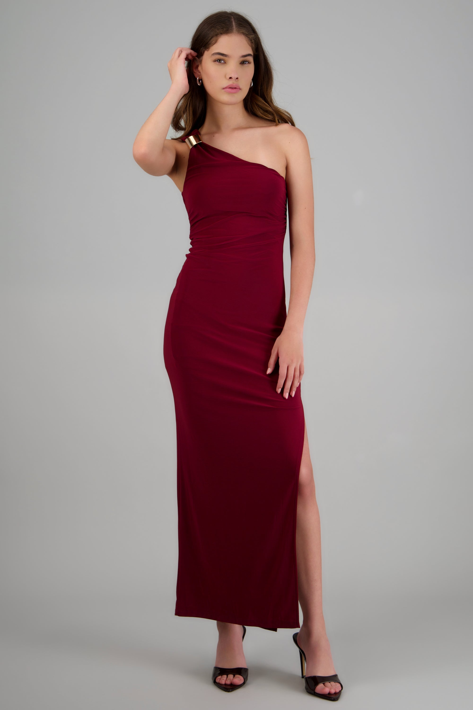 Vestido maxi off shoulder detalle herraje CIRUELA