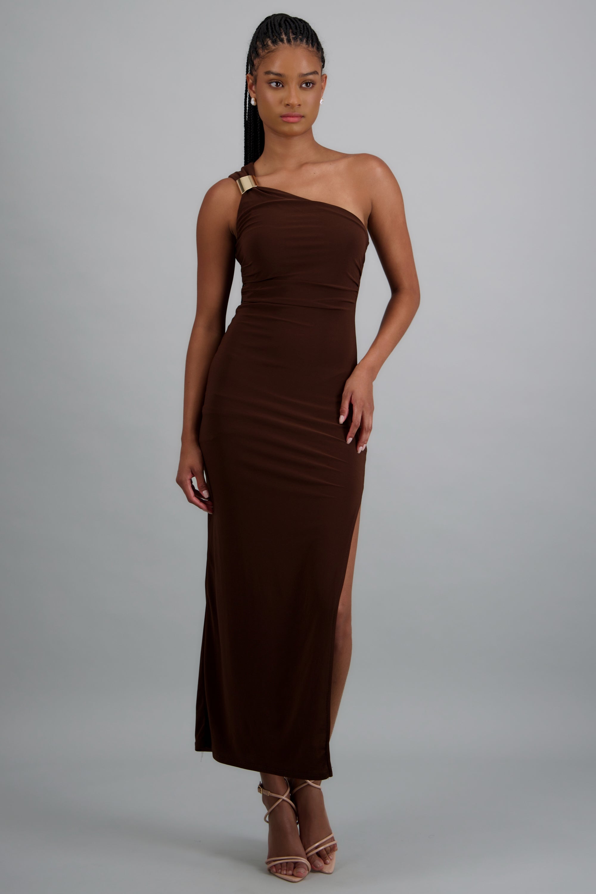 Vestido maxi off shoulder detalle herraje CHOCOLATE