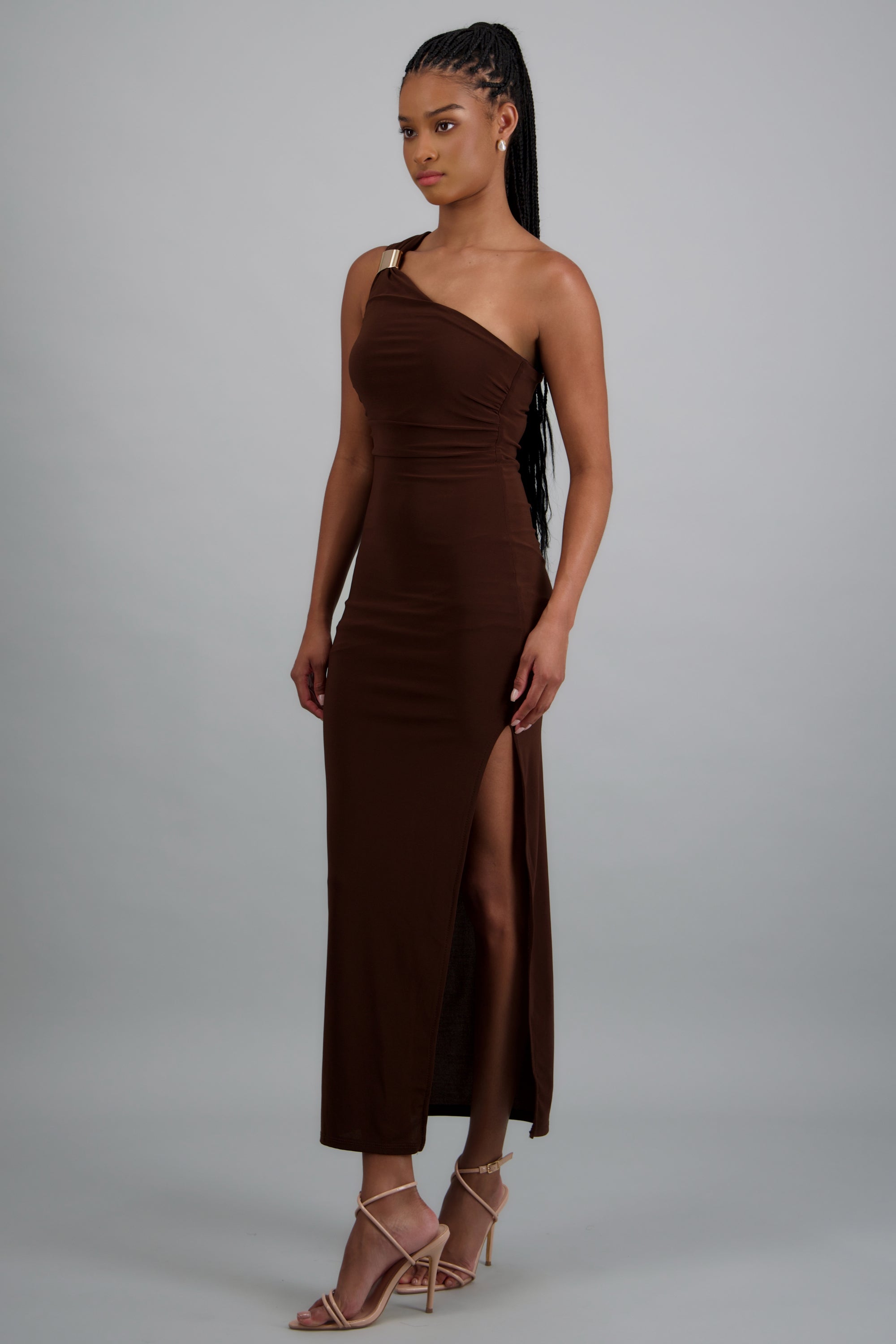 Vestido maxi off shoulder detalle herraje CHOCOLATE