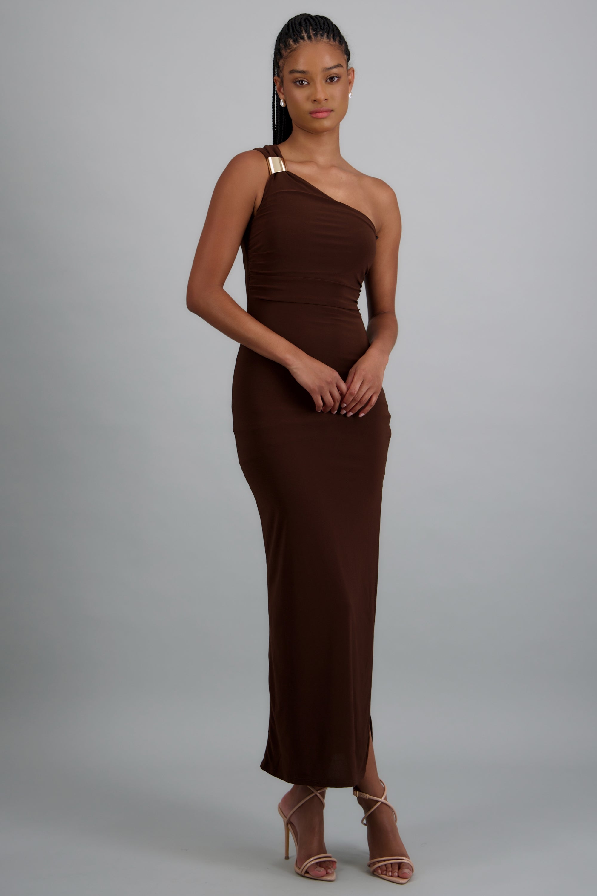 Vestido maxi off shoulder detalle herraje CHOCOLATE