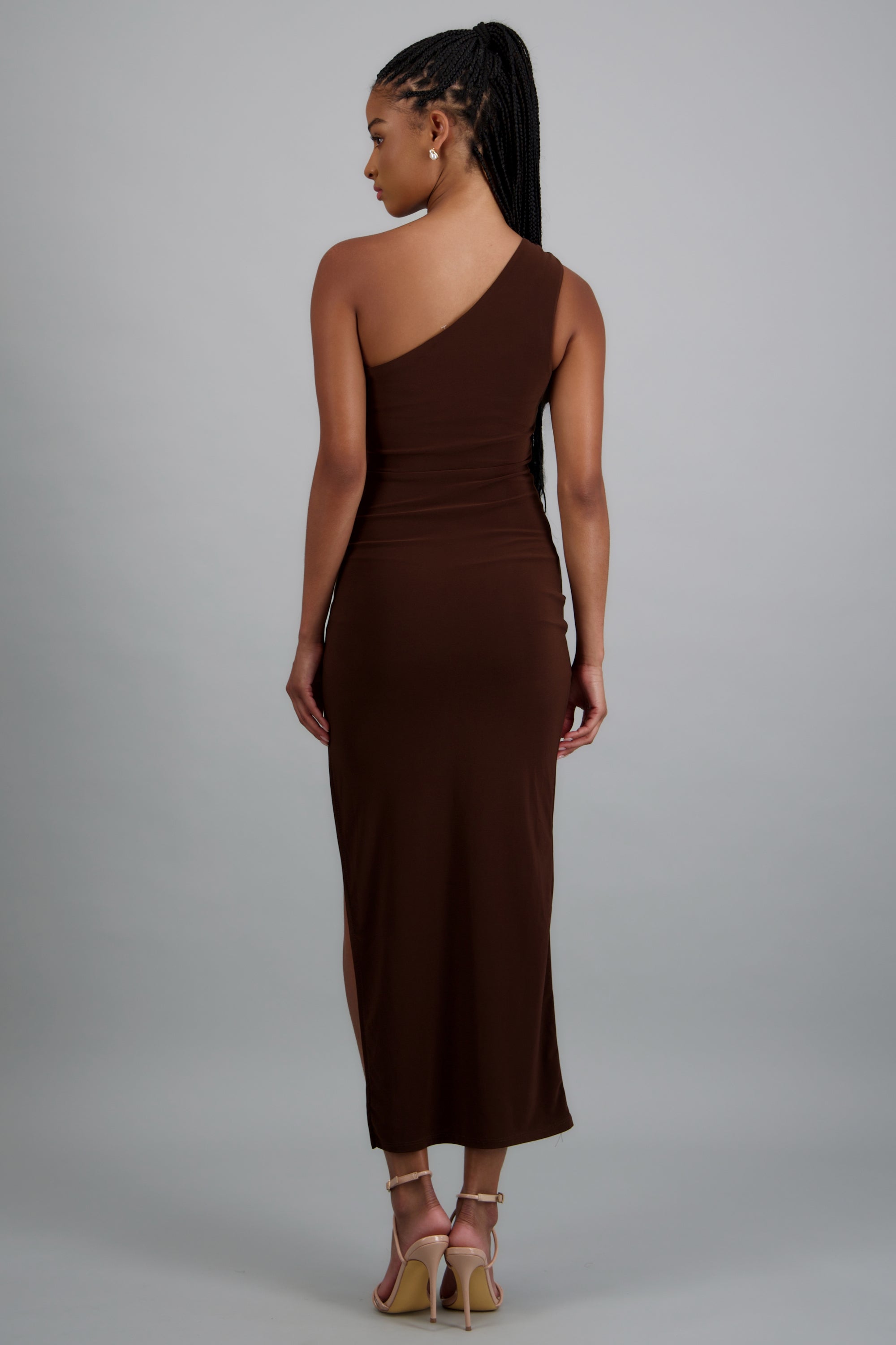 Vestido maxi off shoulder detalle herraje CHOCOLATE