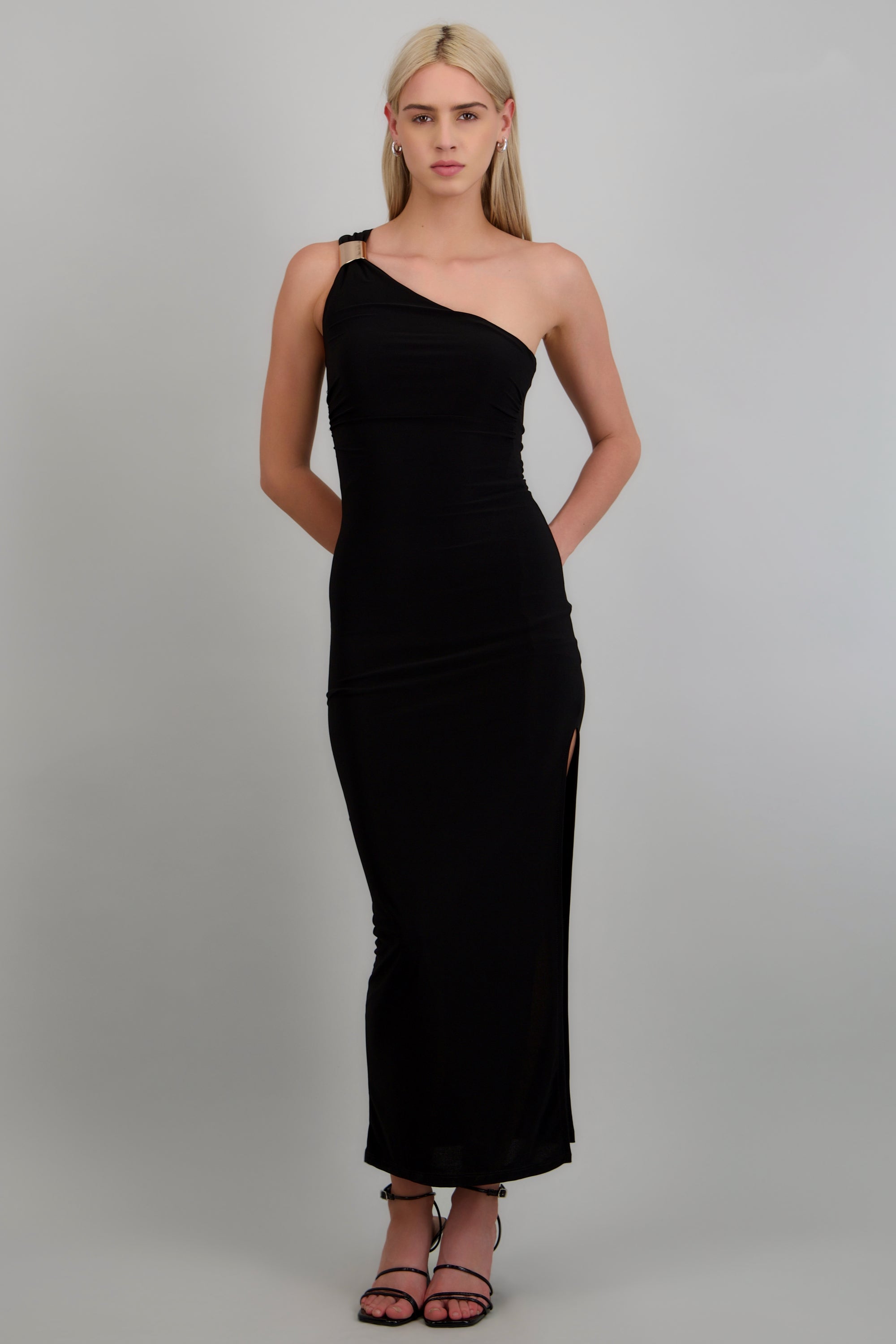 Vestido maxi off shoulder detalle herraje NEGRO