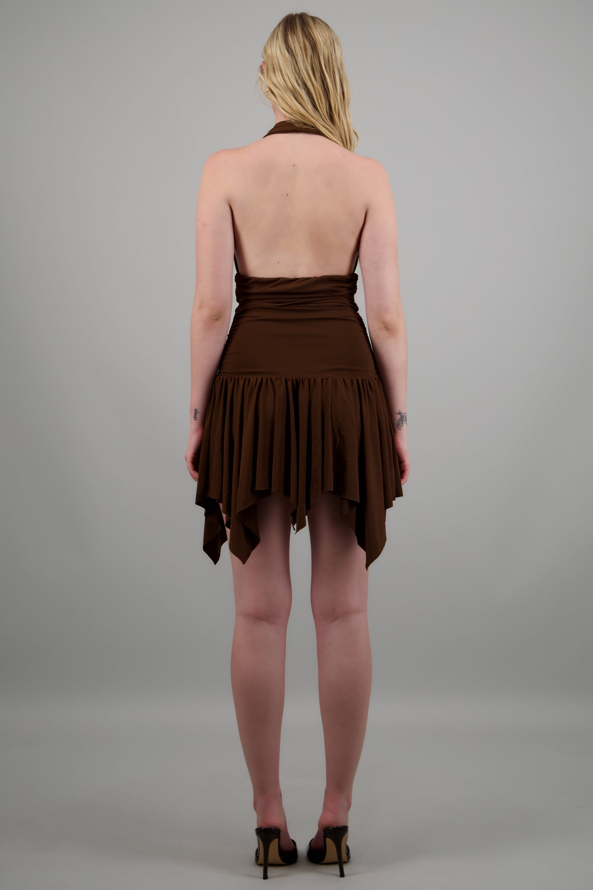 Vestido mini halter asimetrico CHOCOLATE