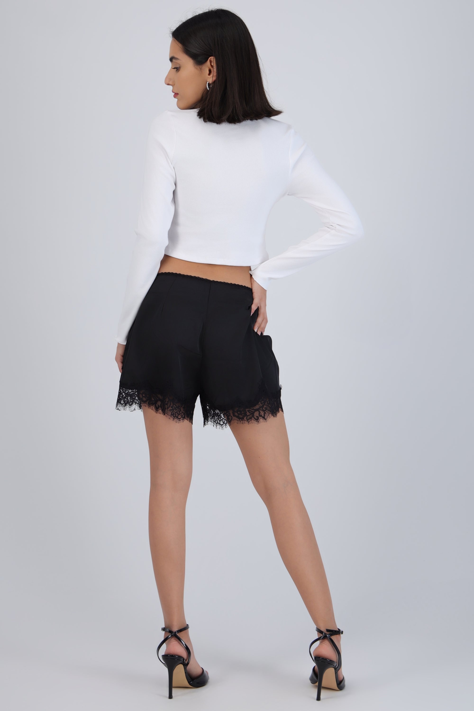 Shorts de satin con encaje