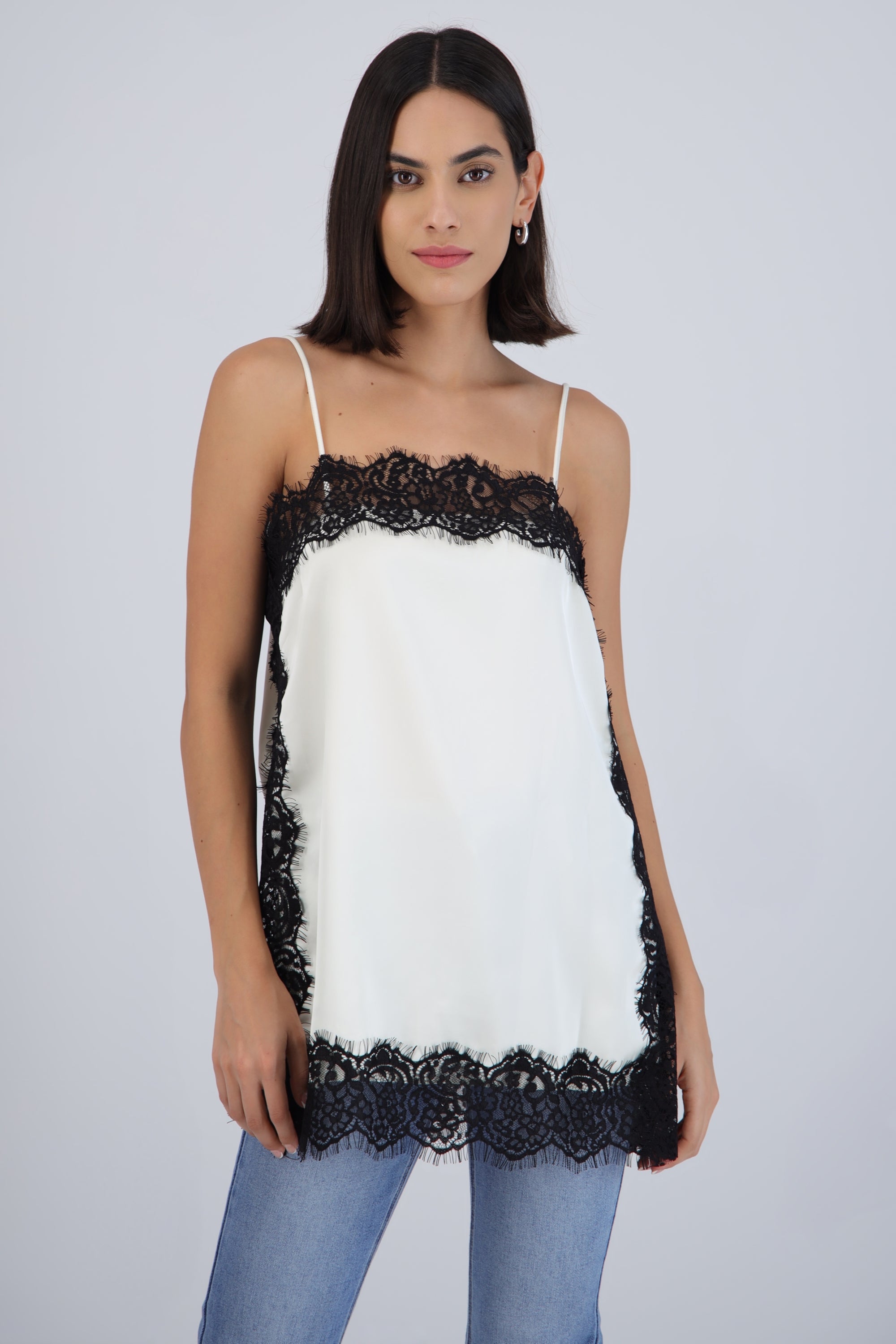 Top de satin con detalles de encaje