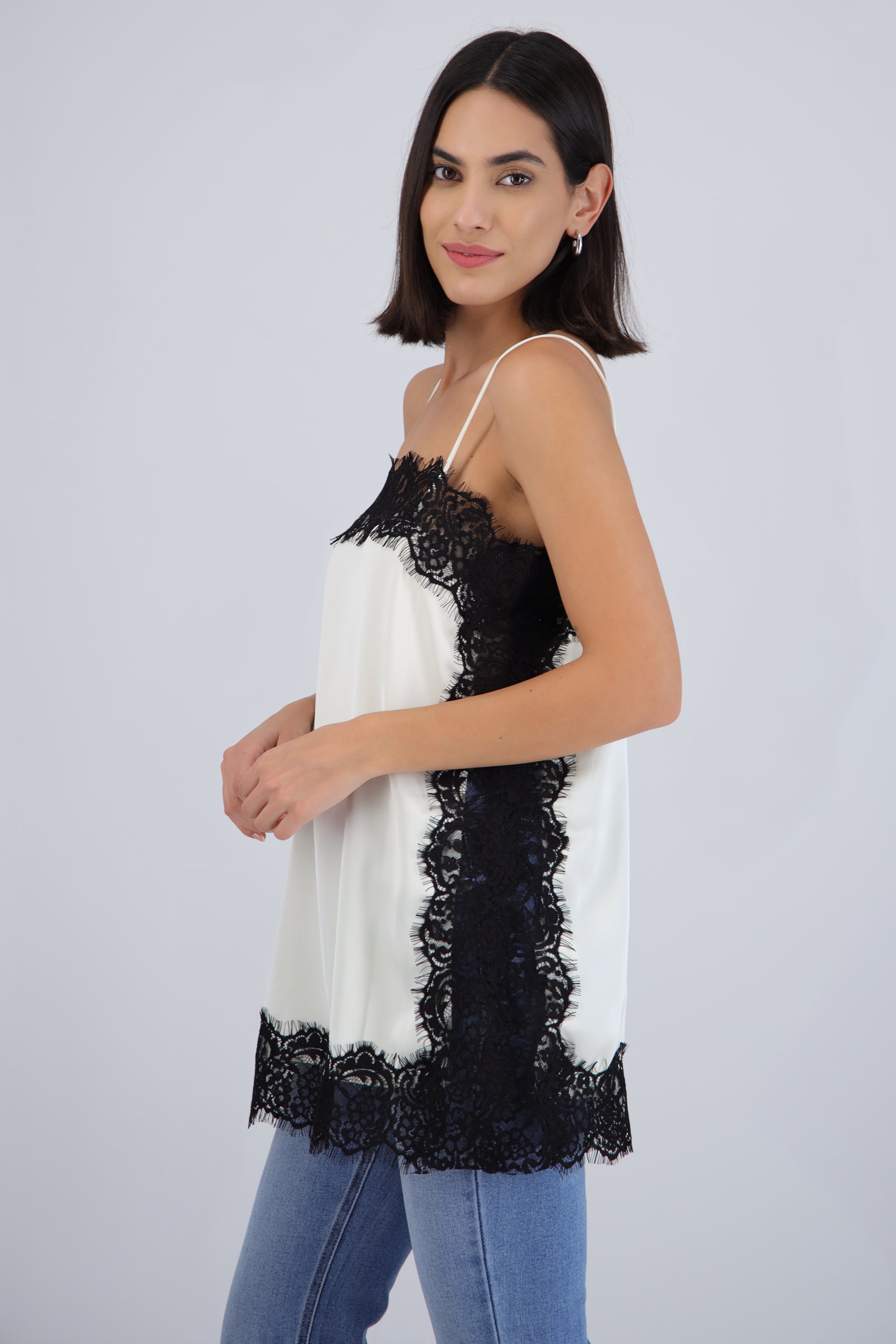 Top de satin con detalles de encaje