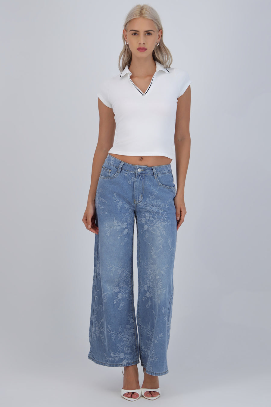 Jeans wide leg detalle flores bordadas